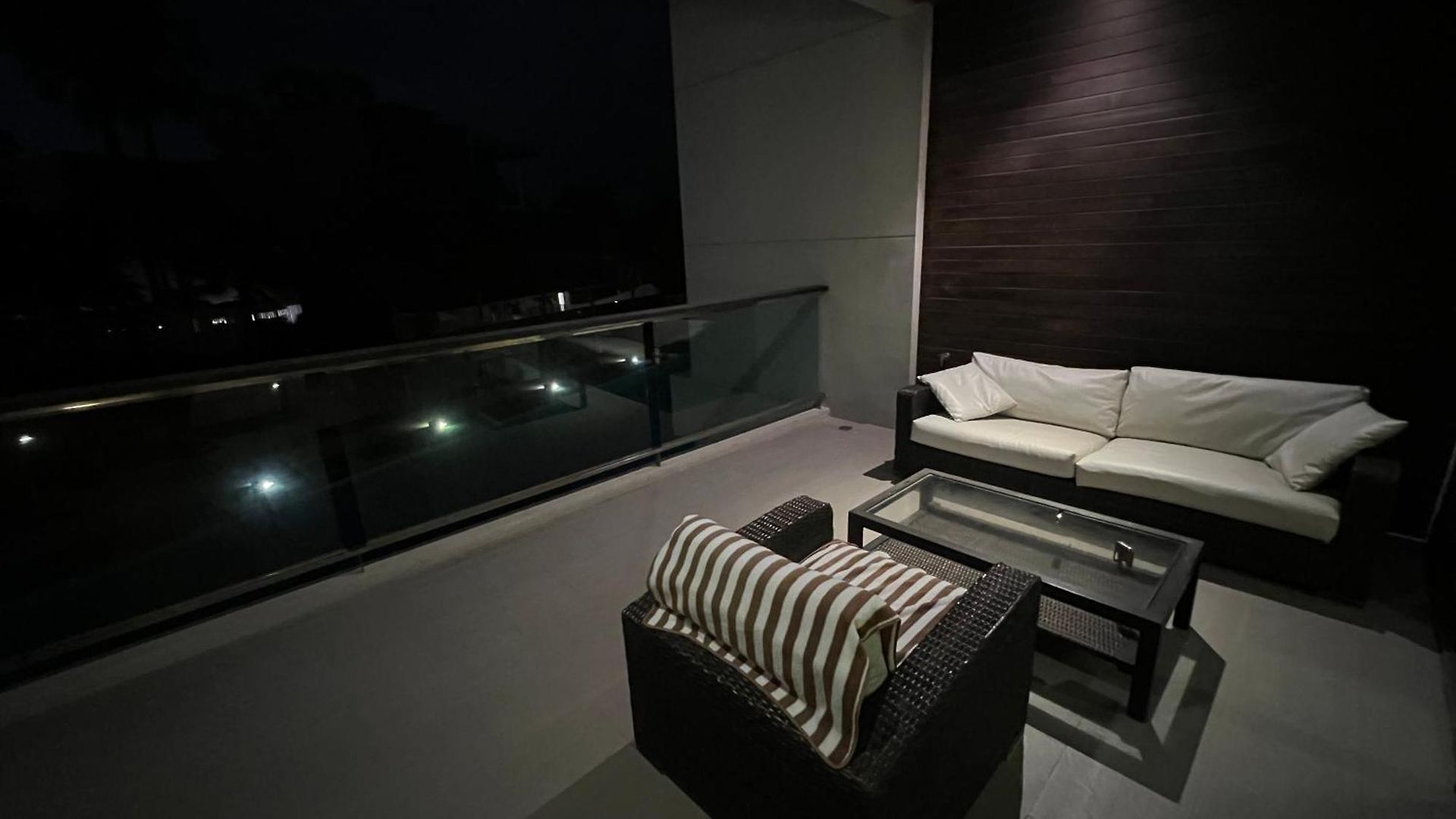 อพาร์ทเม้น Ananya Beachfront Wongamat Paradise Pattaya