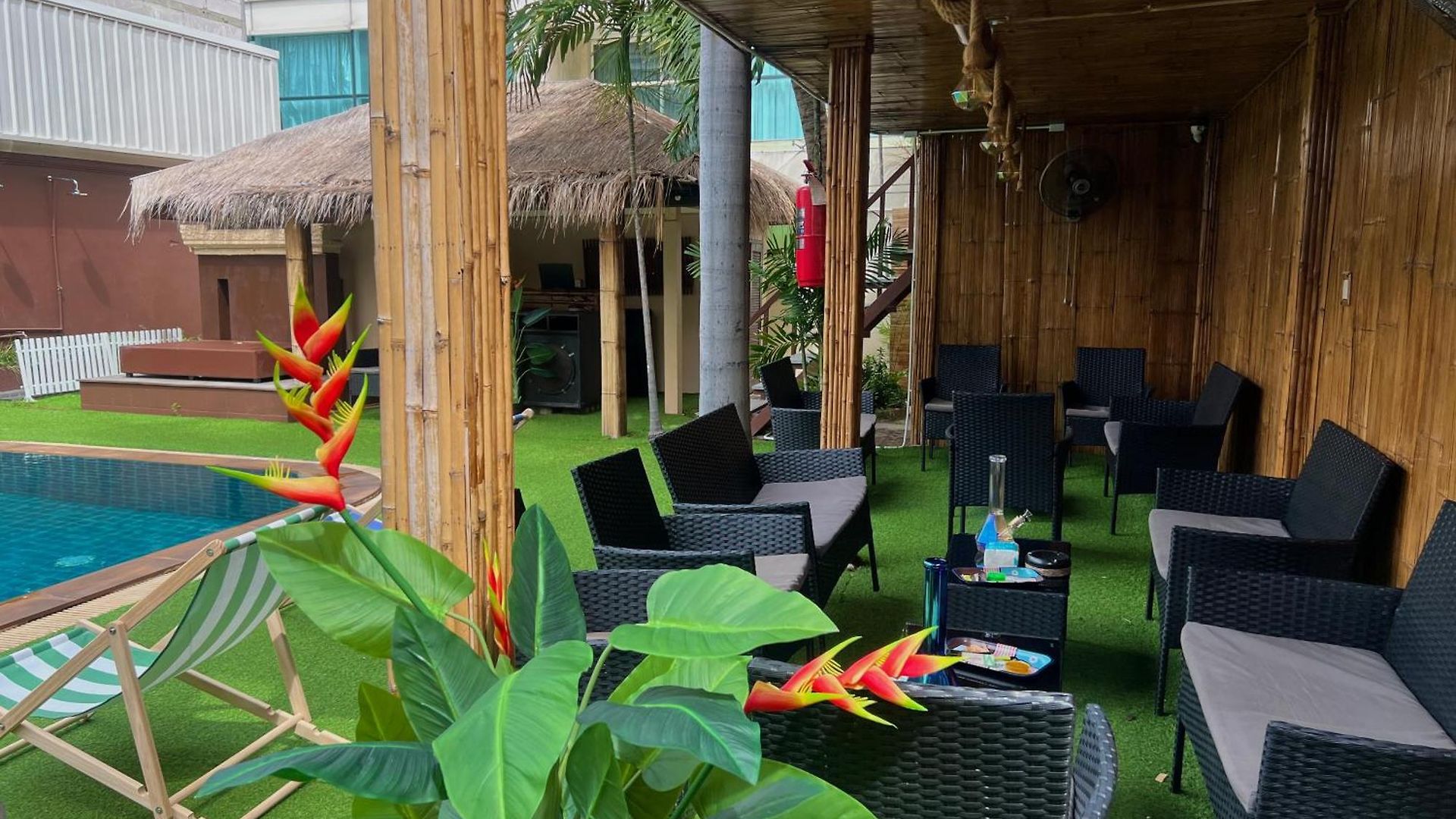 Smokers Beach Club & รีสอร์ท