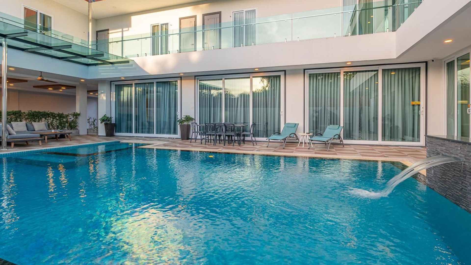 芭提雅21航站楼附近8卧9卫轻奢现代别墅带独立歌房 *