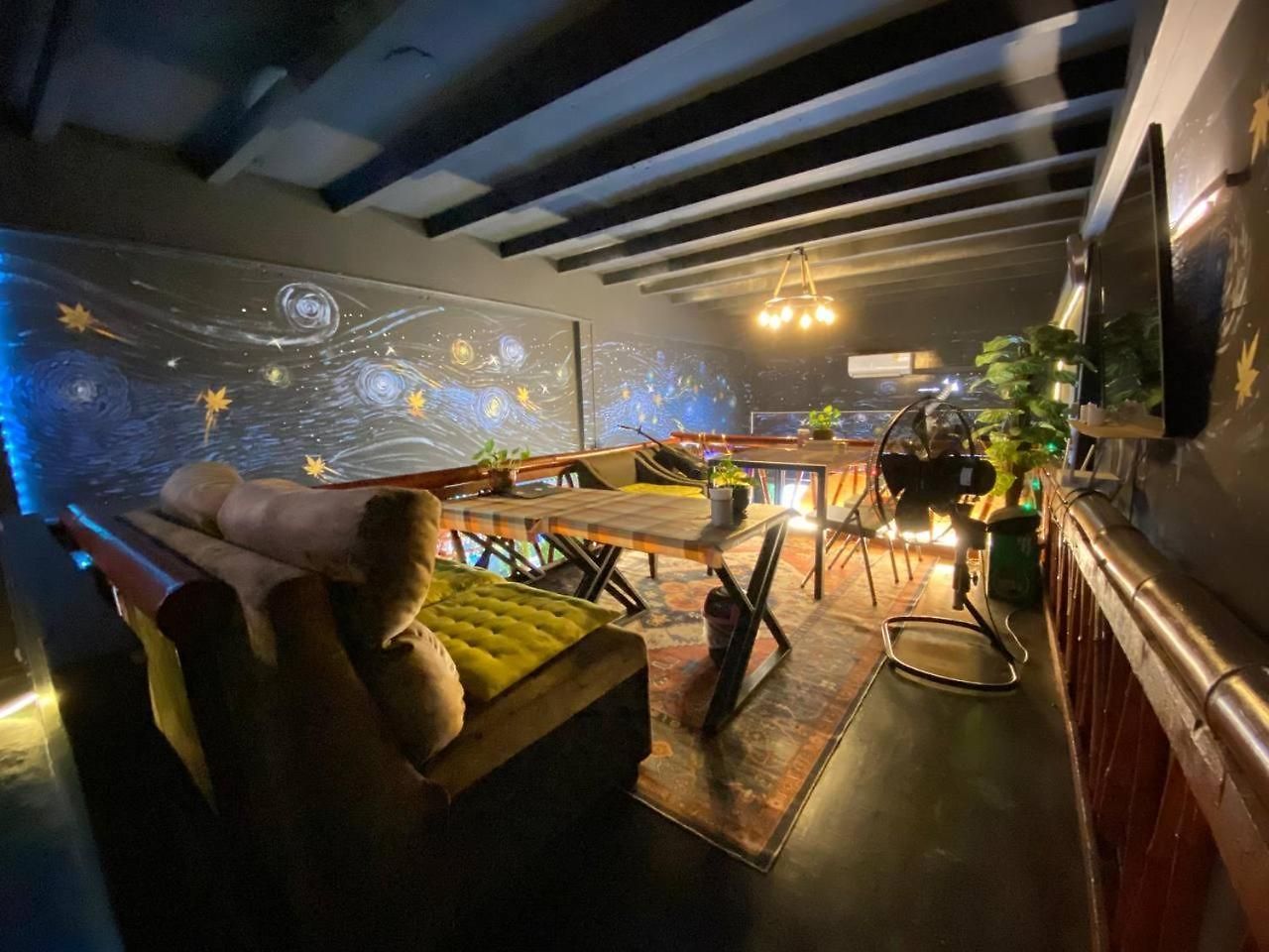 ที่พัก Happiness Community Wake & Bake - Rooftop Bar & Bistro *