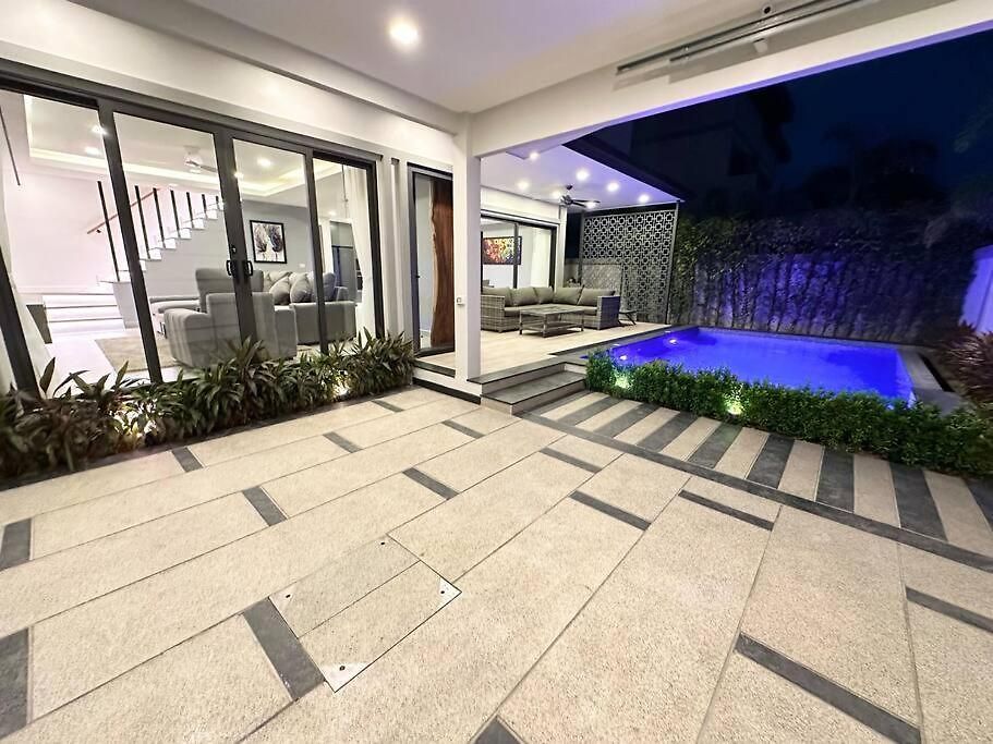 Super Luxury 3 Bedroom Private Pool With Jacuzzi, Near 711, 10 Minutes To Walking Street And - Mt6 Pattaya