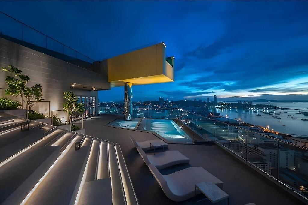 In Downtown And Rooftop Pool In อพาร์ทเม้น