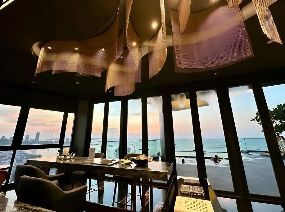 อพาร์ทเม้น In Downtown And Rooftop Pool In