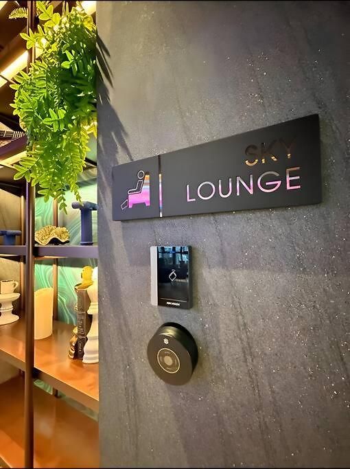 อพาร์ทเม้น In Downtown And Rooftop Pool In *