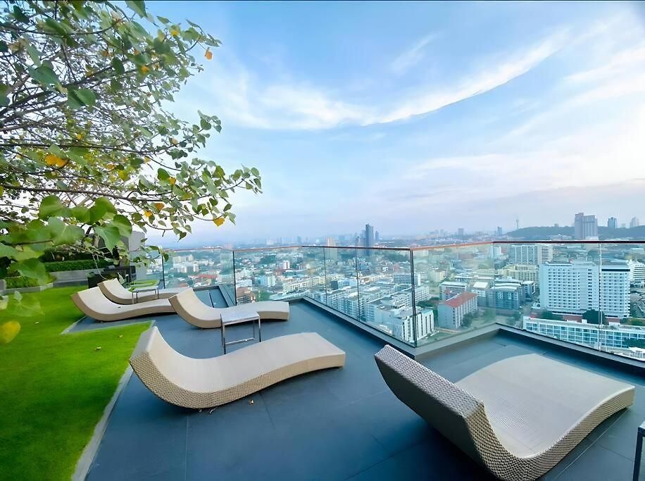 In Downtown And Rooftop Pool In อพาร์ทเม้น Pattaya