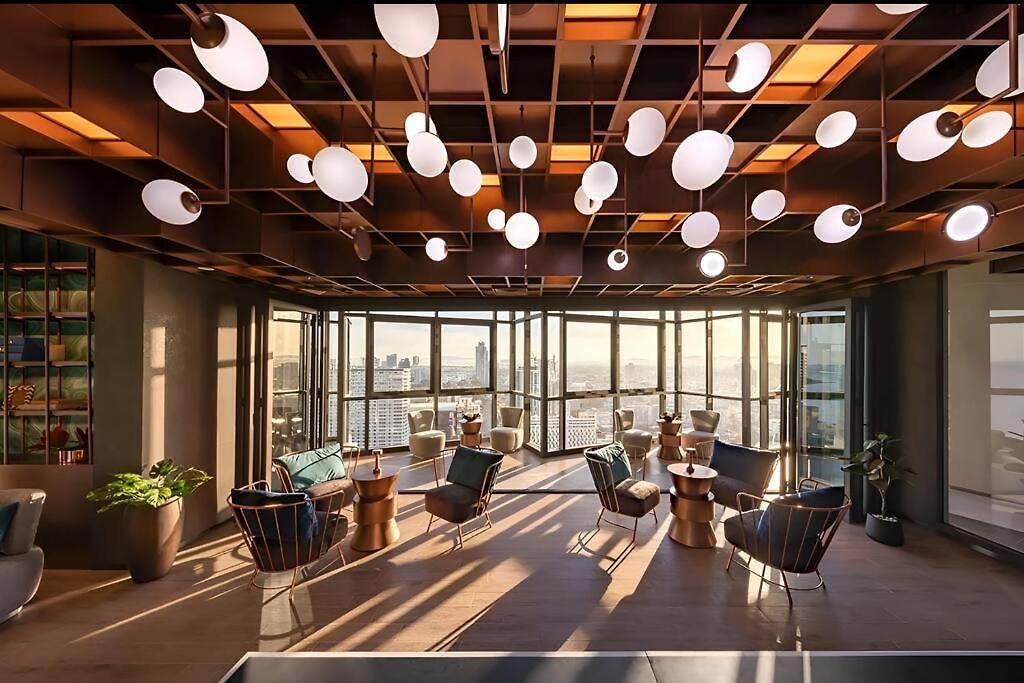 อพาร์ทเม้น In Downtown And Rooftop Pool In