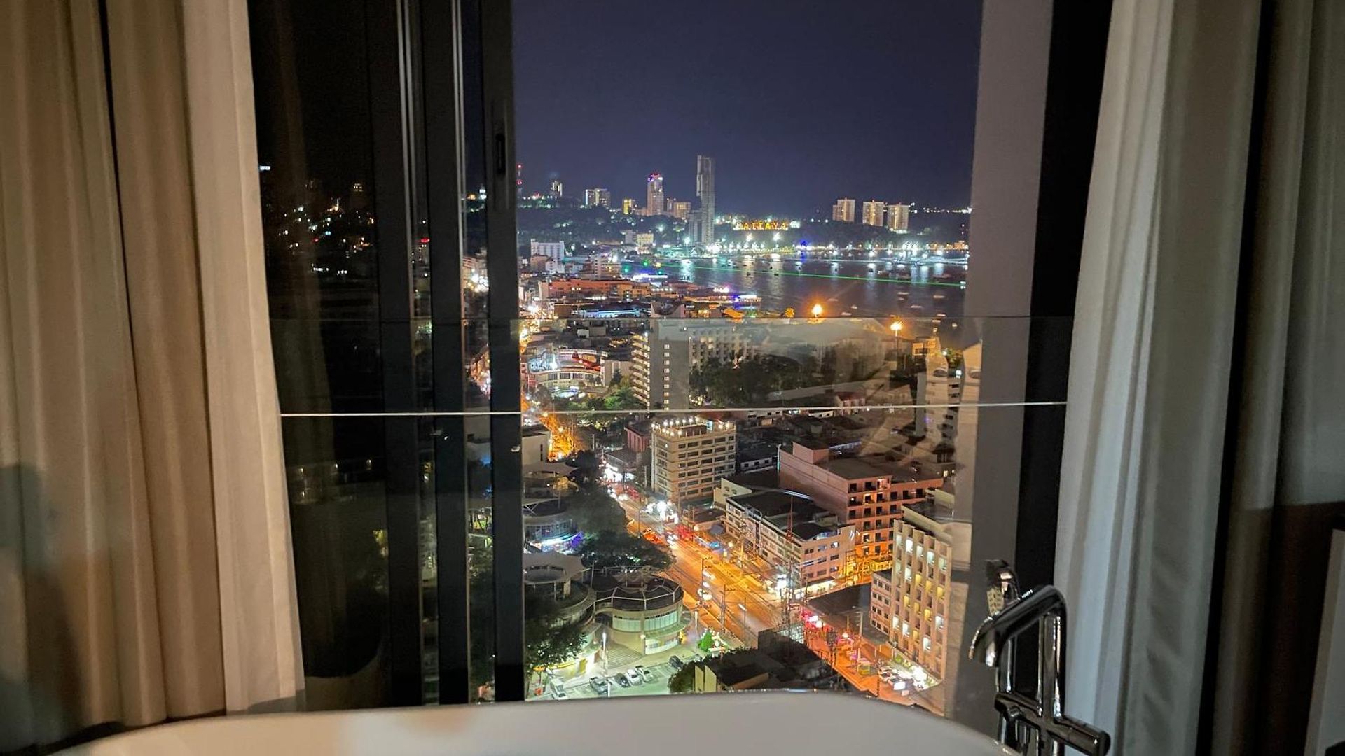 Edge Super อพาร์ทเม้น Pattaya