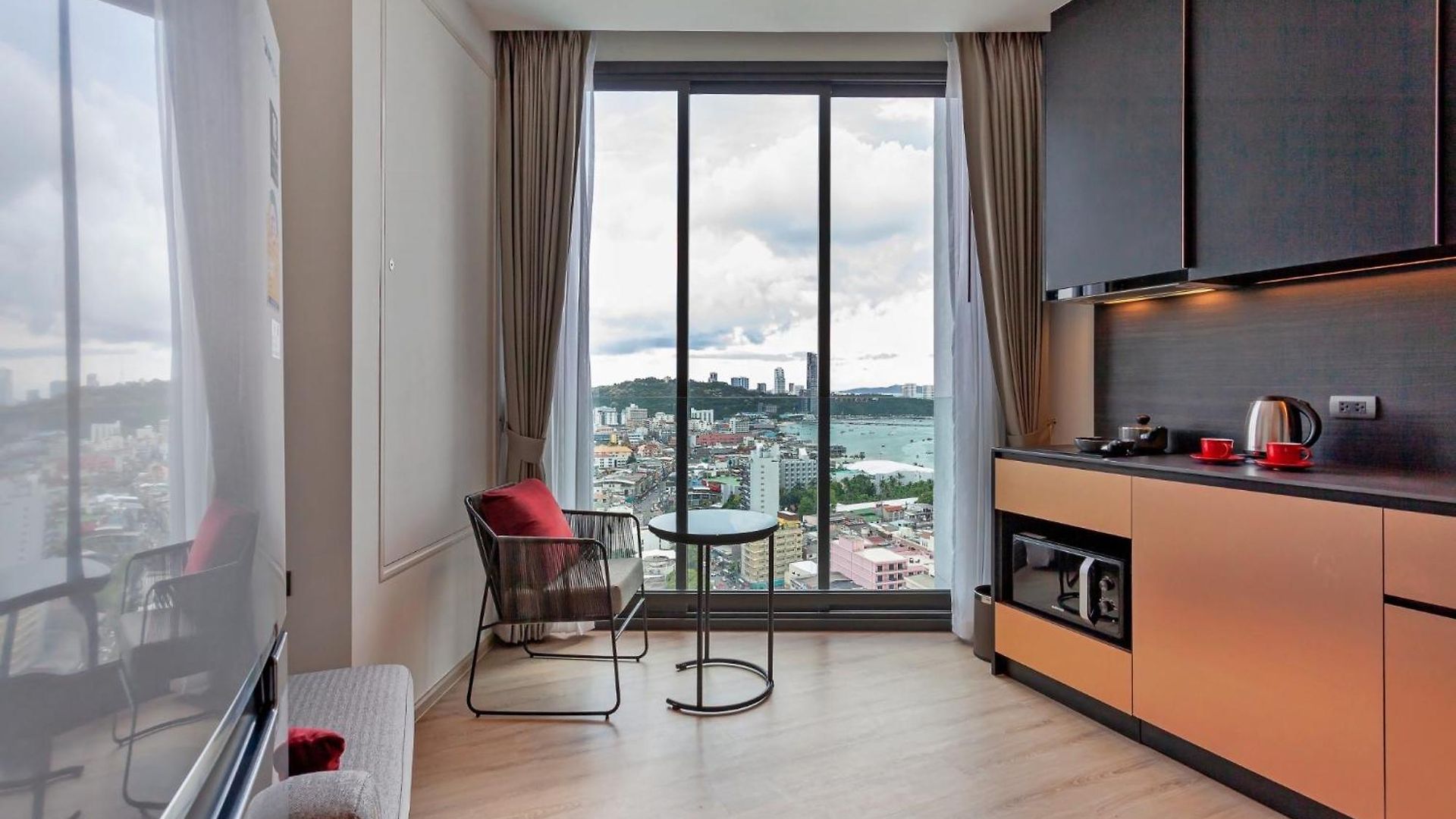 Edge Sea View High Floor 23,26 อพาร์ตโฮเทล