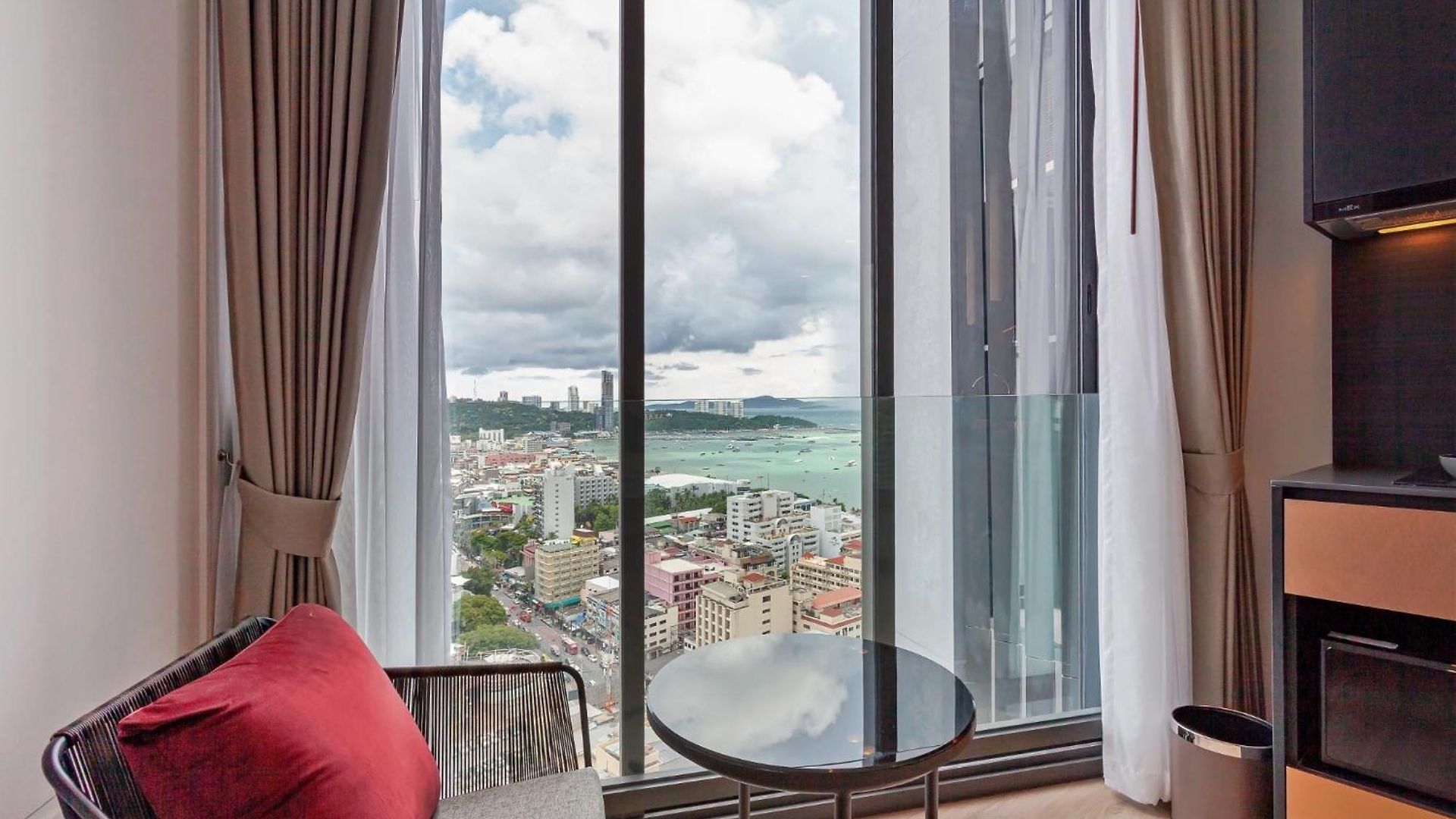 อพาร์ตโฮเทล Edge Sea View High Floor 23,26