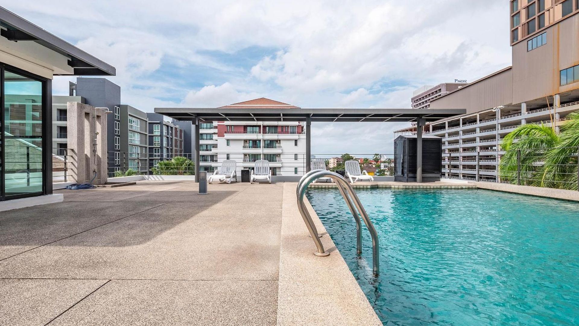 Luxe อพาร์ตโฮเทล Pattaya