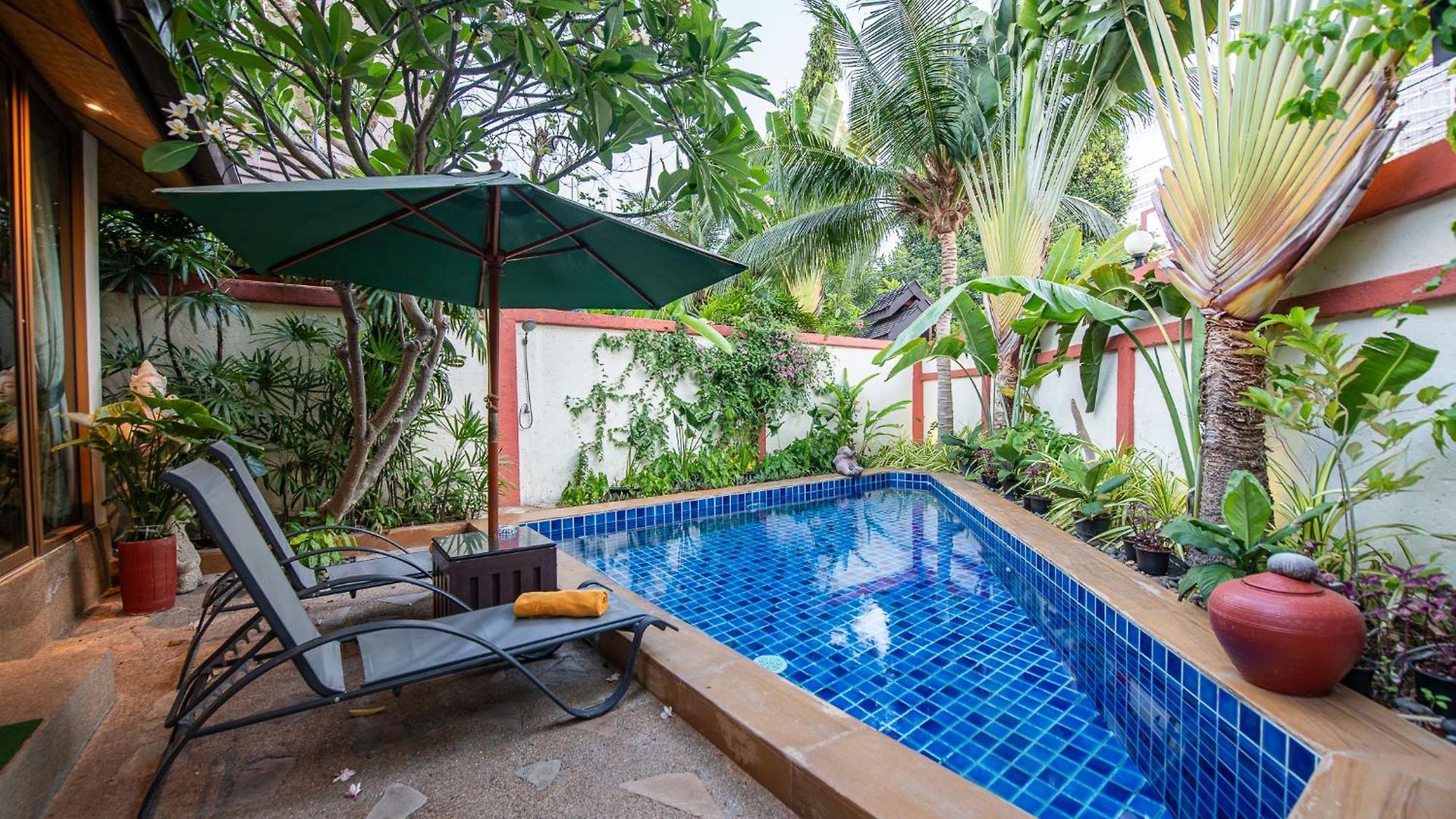 I, Totally Private Pool อพาร์ทเม้น