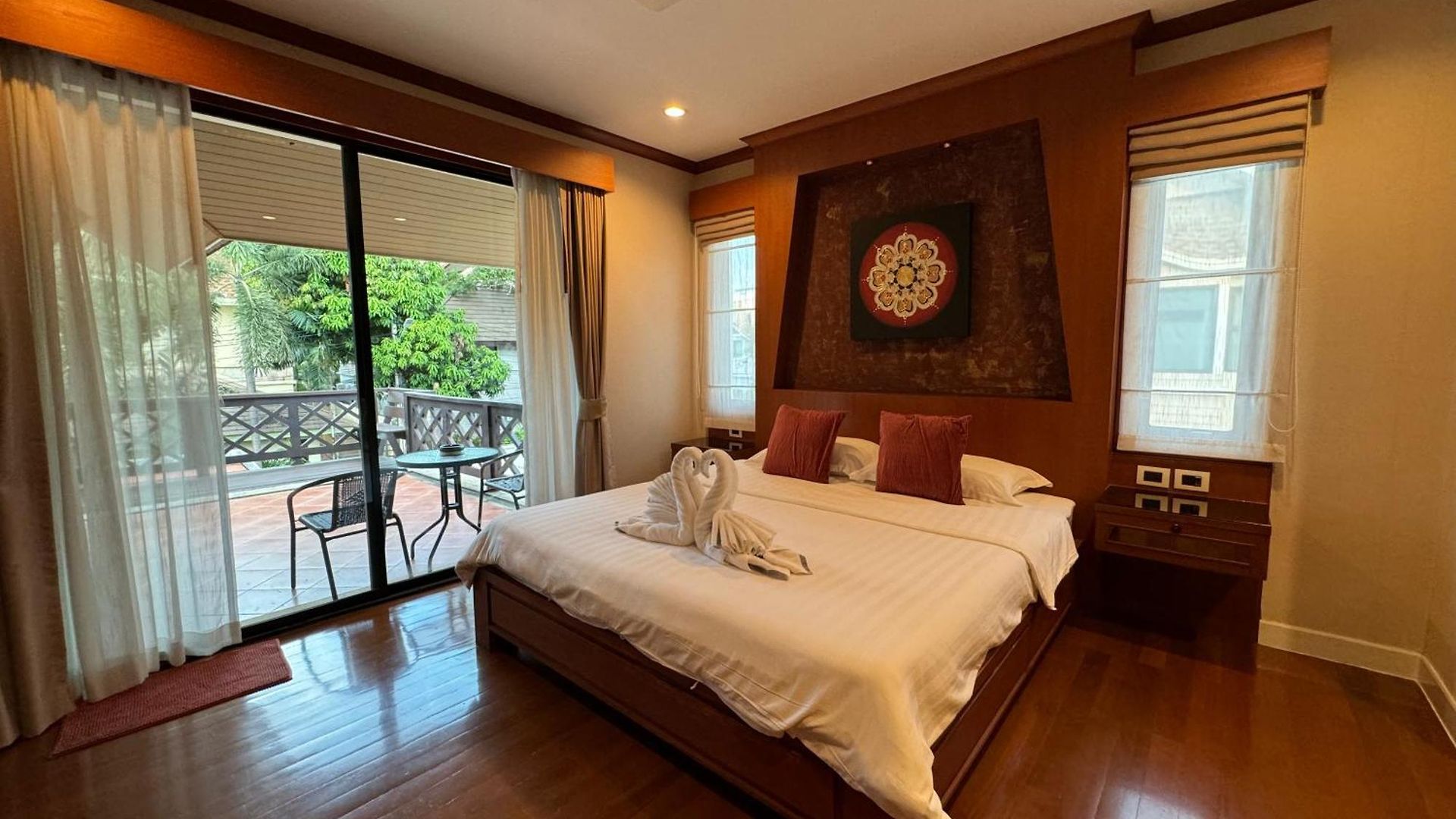 Hollywood Pool Center * Pattaya