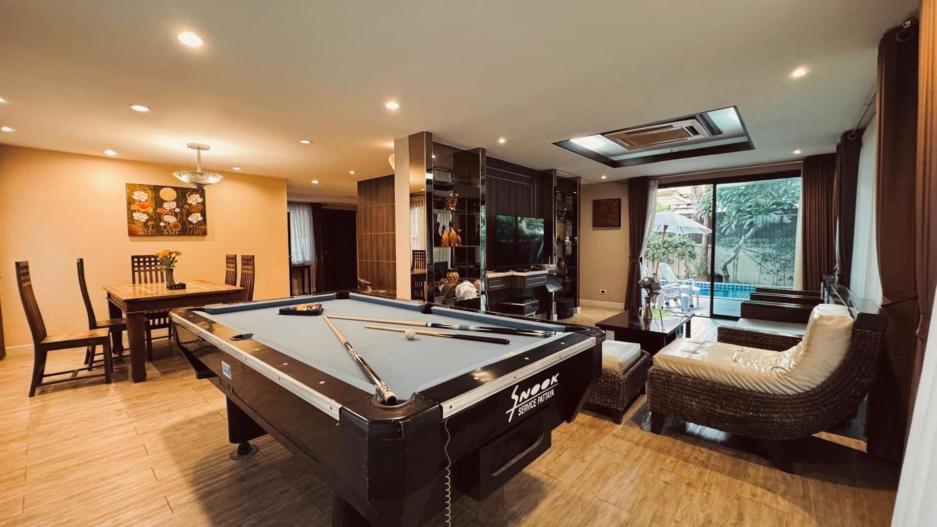 Hollywood Pool Center Pattaya