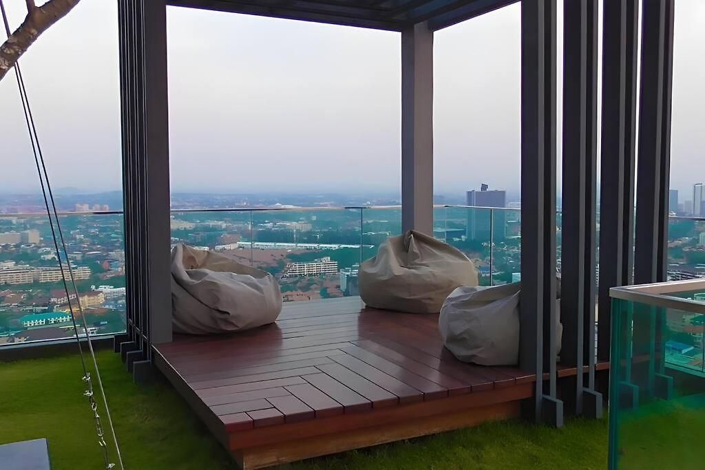 อพาร์ทเม้น Luxury 70sqm 2 Bedroom Next To Walking Street Pattaya