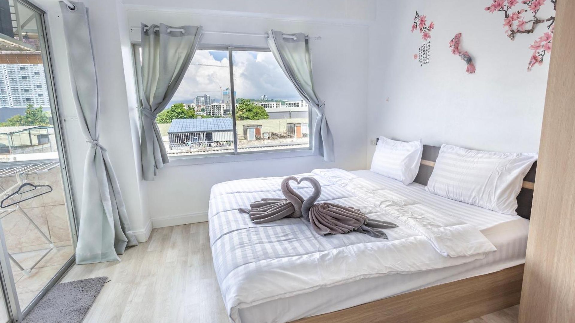 Hagone Condotel - Pool, Near & Steps To Weekend Market Pattaya