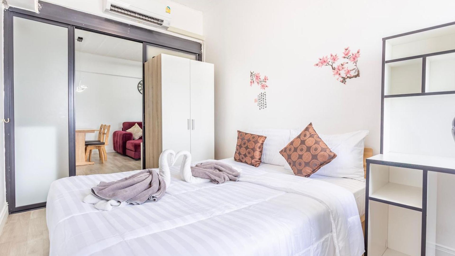 Hagone Condotel - Pool, Near & Steps To Weekend Market อพาร์ทเม้น