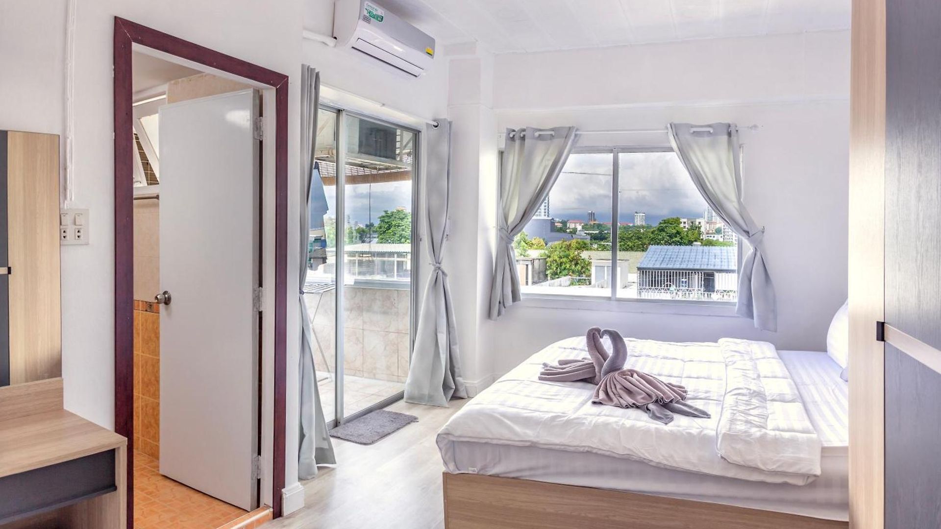 อพาร์ทเม้น Hagone Condotel - Pool, Near & Steps To Weekend Market Pattaya