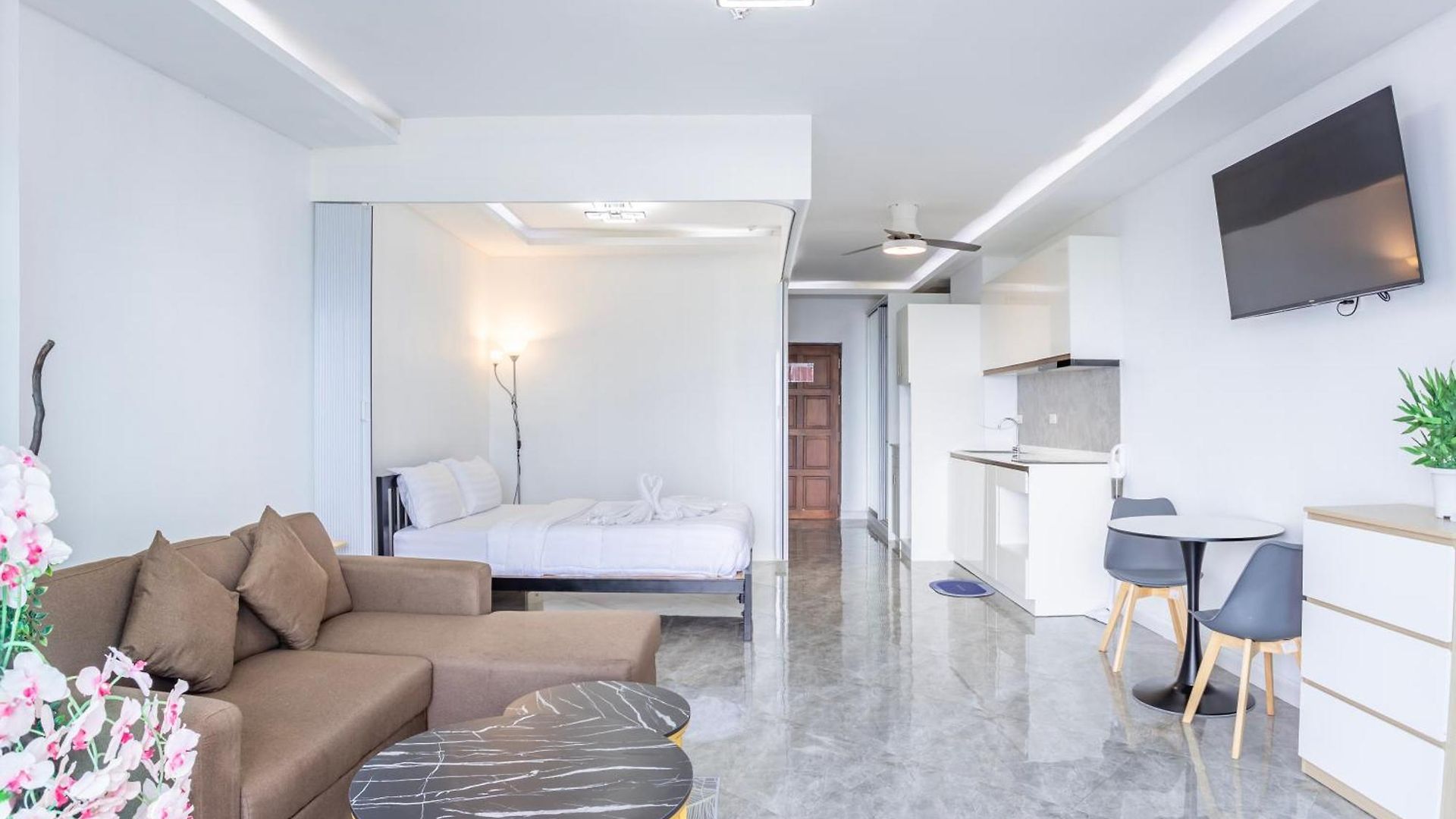 View Talay 5 - Beachfront Ocean View - High Floor & Huge Pool * Pattaya