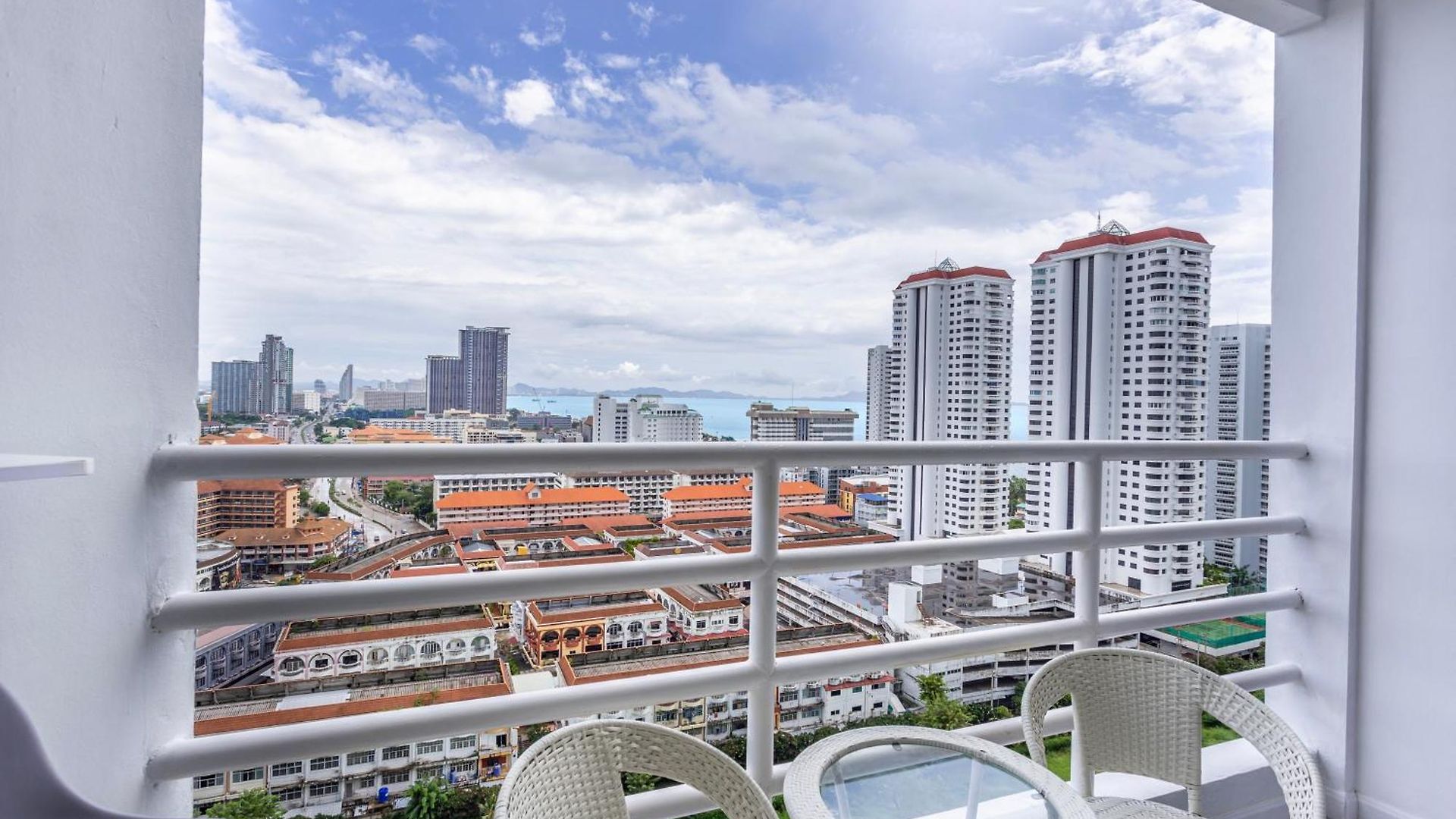 View Talay 5 - Beachfront Ocean View - High Floor & Huge Pool อพาร์ทเม้น
