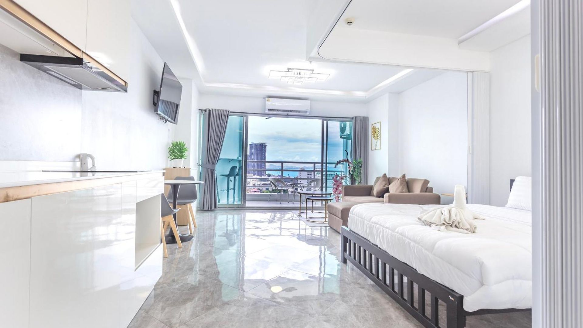 View Talay 5 - Beachfront Ocean View - High Floor & Huge Pool อพาร์ทเม้น