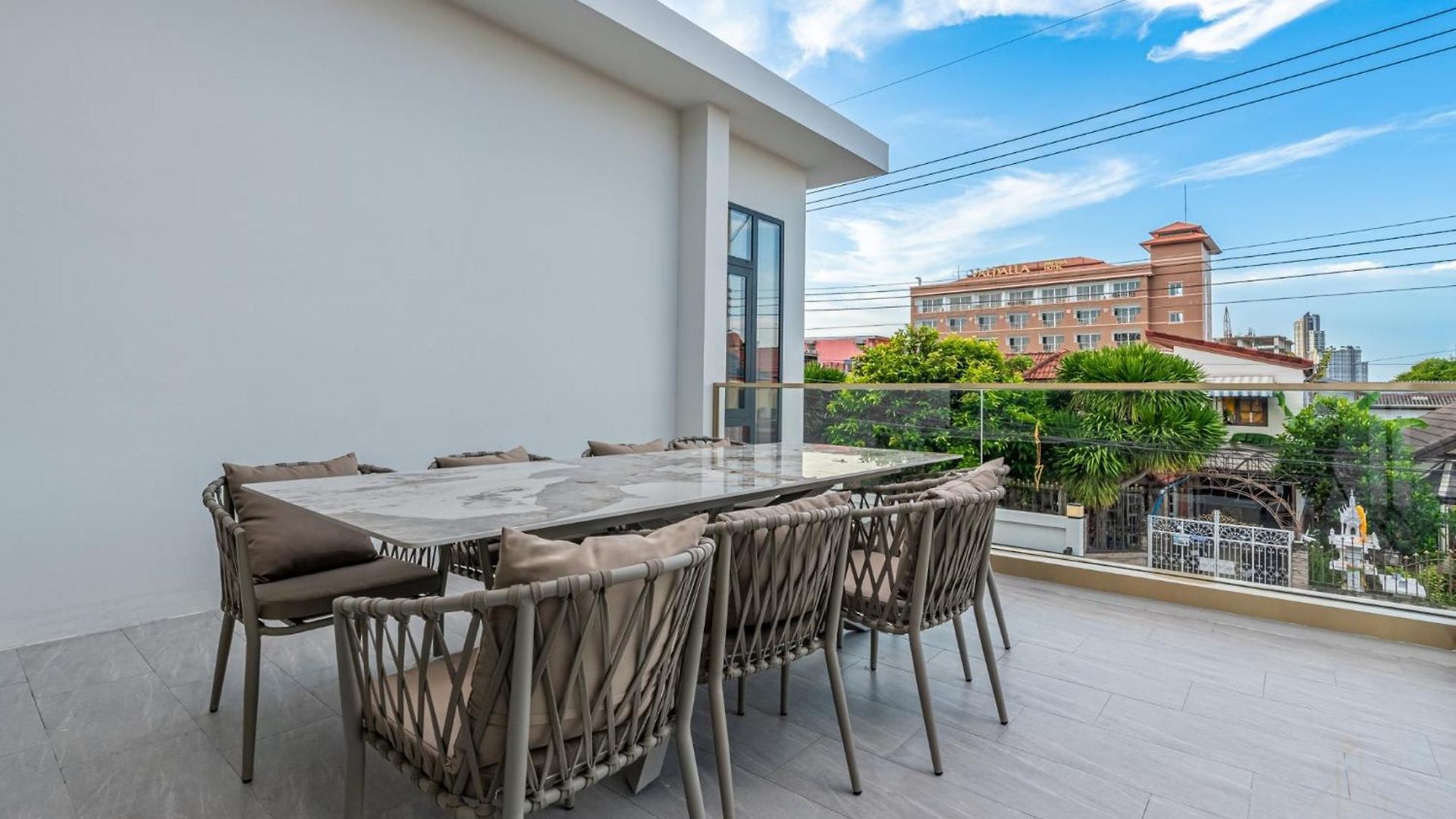 T M L-urban Modern Pool -4 Bedrooms & 5 Bathrooms - Private Ktv - Prime Location -family & Group *