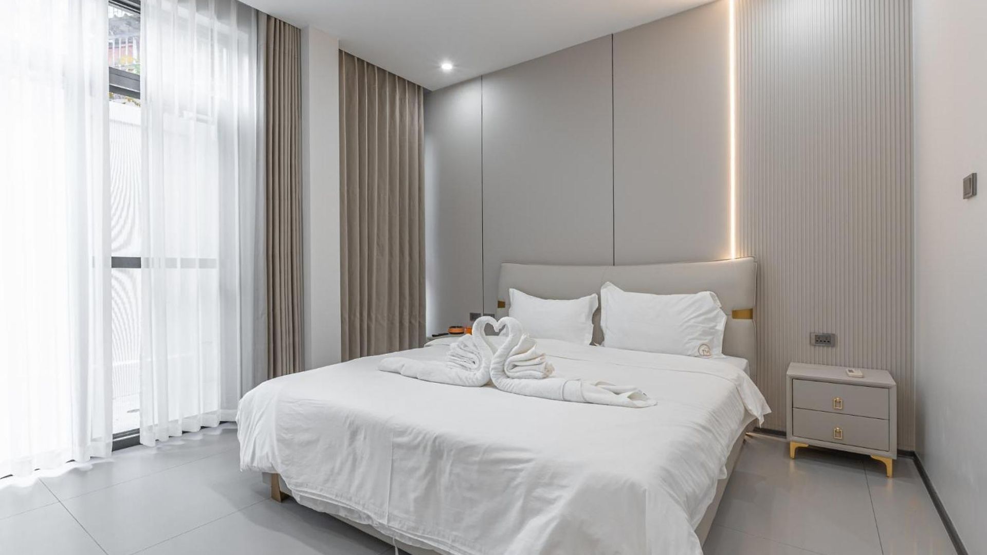 T M L-urban Modern Pool -4 Bedrooms & 5 Bathrooms - Private Ktv - Prime Location -family & Group