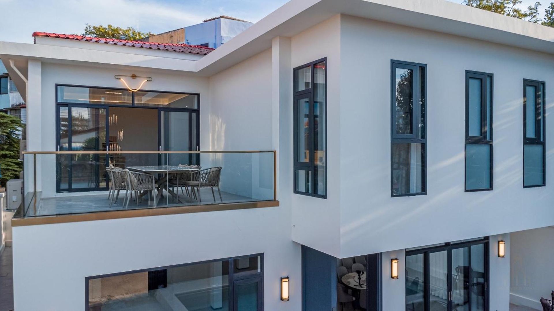 T M L-urban Modern Pool -4 Bedrooms & 5 Bathrooms - Private Ktv - Prime Location -family & Group Pattaya