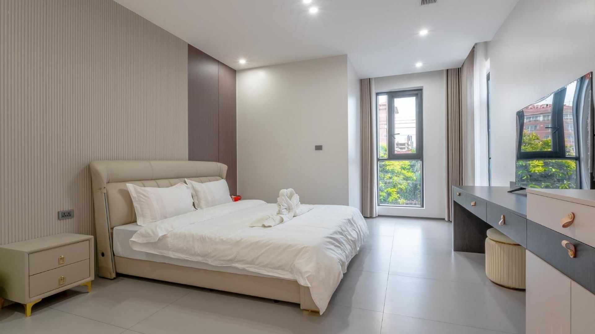 T M L-urban Modern Pool -4 Bedrooms & 5 Bathrooms - Private Ktv - Prime Location -family & Group