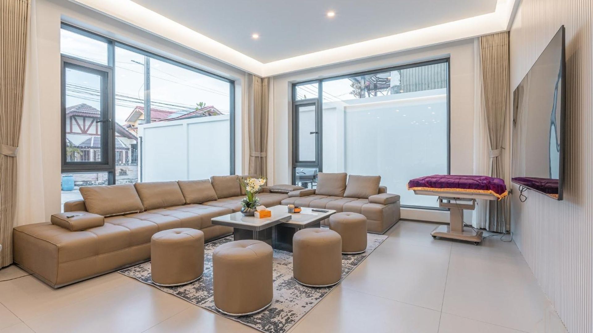 Villa T M L-urban Modern Pool -4 Bedrooms & 5 Bathrooms - Private Ktv - Prime Location -family & Group Pattaya