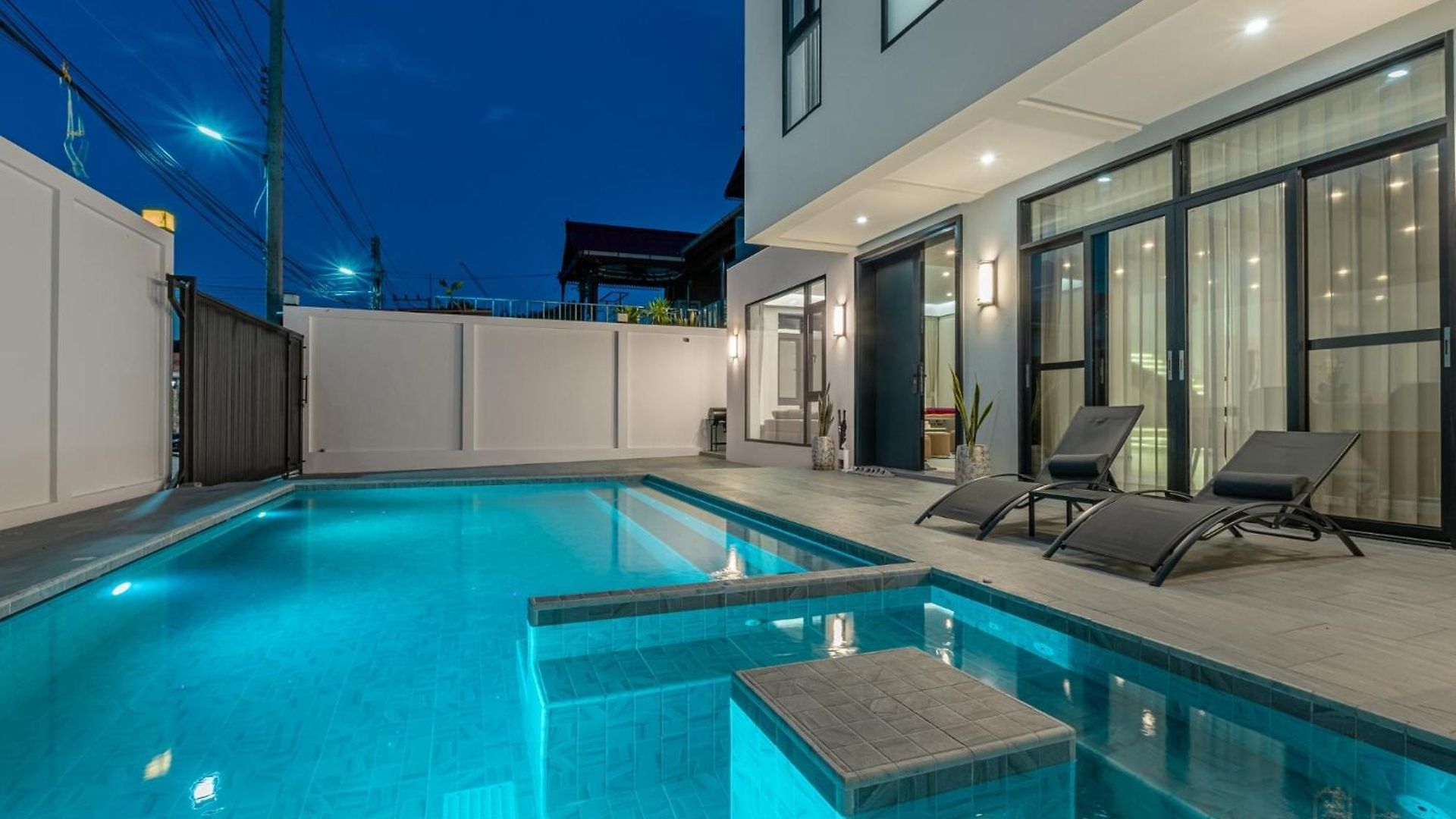 T M L-urban Modern Pool -4 Bedrooms & 5 Bathrooms - Private Ktv - Prime Location -family & Group *