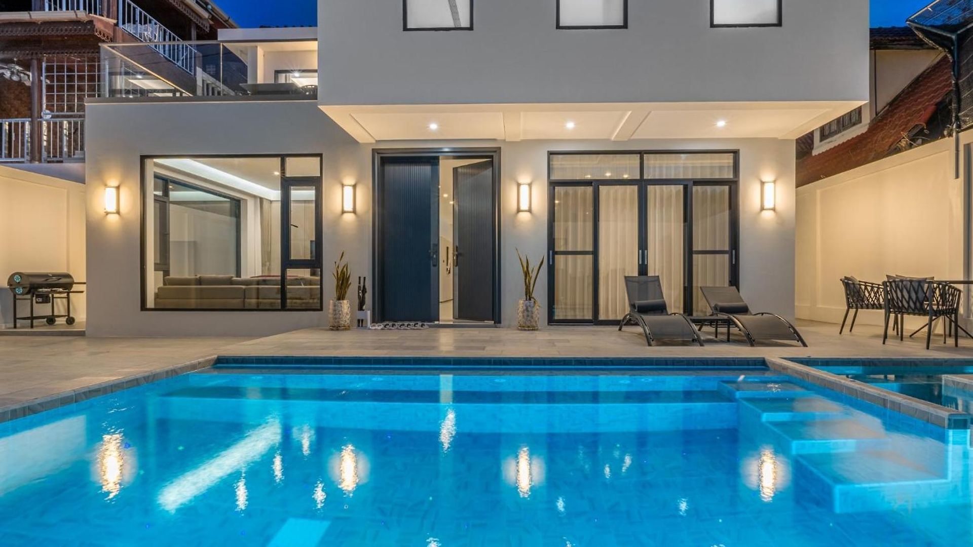 T M L-urban Modern Pool -4 Bedrooms & 5 Bathrooms - Private Ktv - Prime Location -family & Group * Pattaya