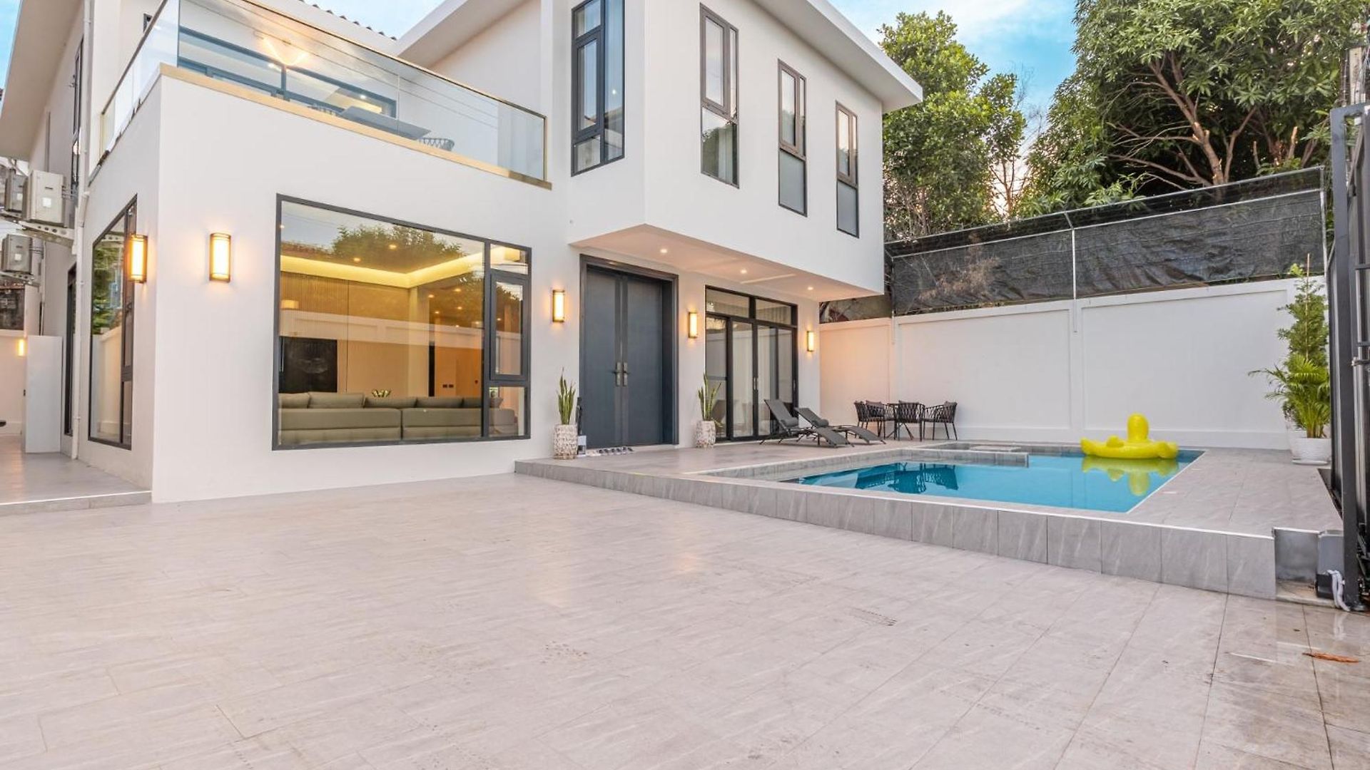 T M L-urban Modern Pool -4 Bedrooms & 5 Bathrooms - Private Ktv - Prime Location -family & Group