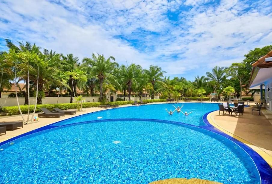 Bali Style Luxury Pool Near & Walking St! วิลล่า