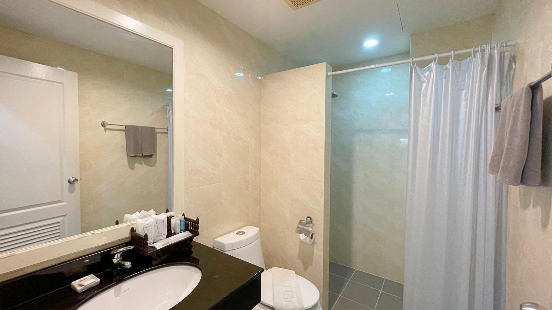 Baan By Sabai Near By God โรงแรม 3*