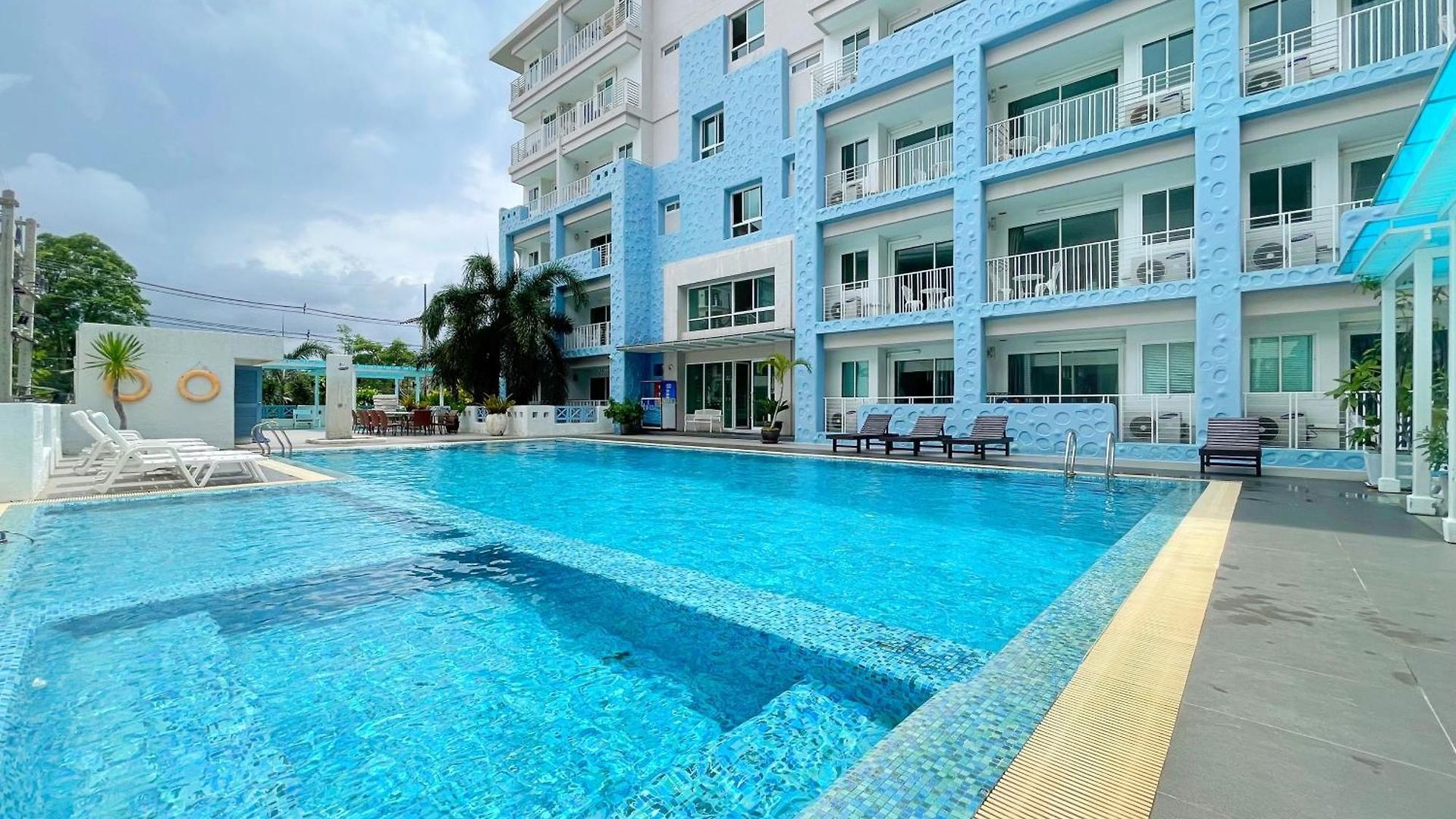 Baan By Sabai Near By God โรงแรม 3*