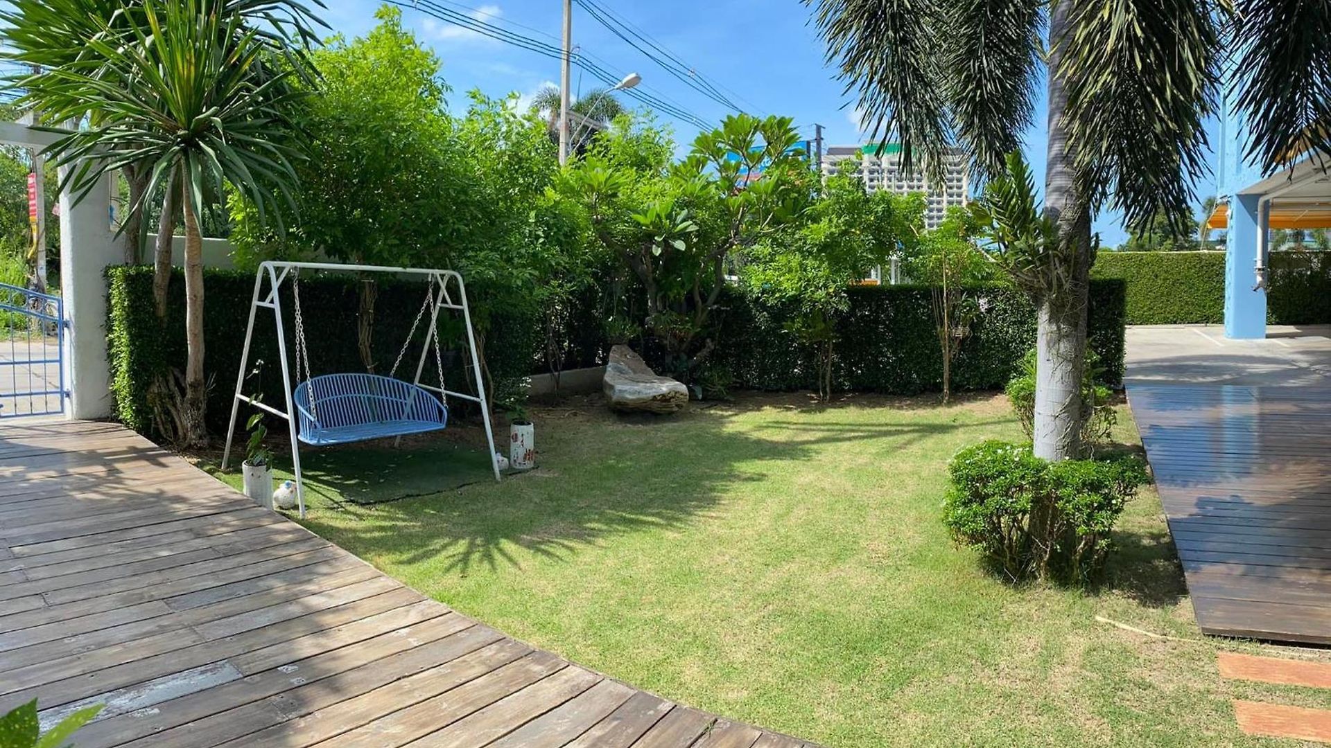 Baan By Sabai Near By God โรงแรม 3*