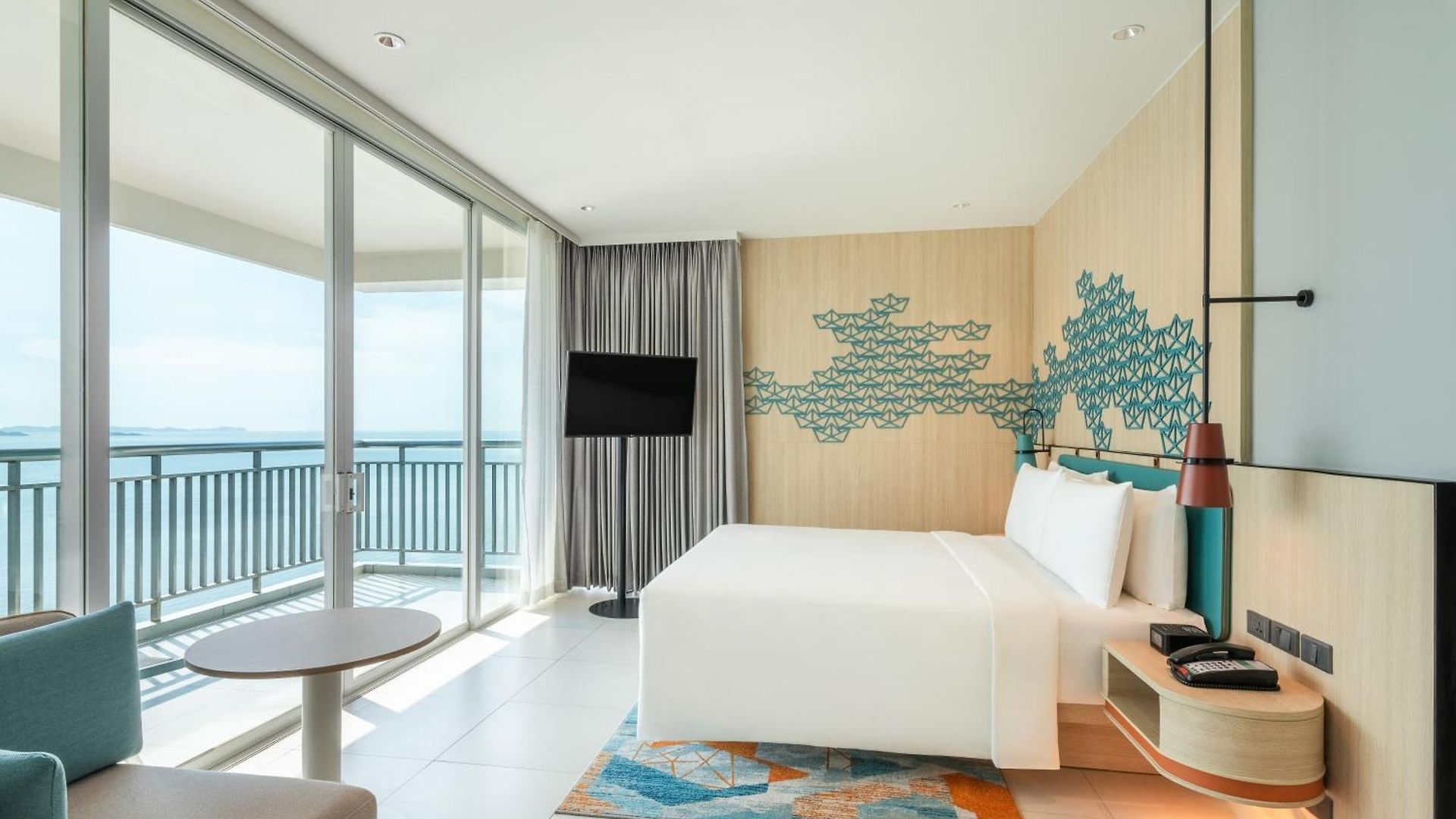 โรงแรมฮอลิเดย์อินน์ พัทยา โรงแรม 5*