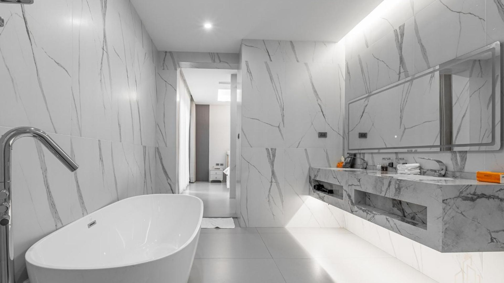 T M L-urban Modern Pool -4 Bedrooms & 5 Bathrooms - Private Ktv - Prime Location -family & Group Pattaya