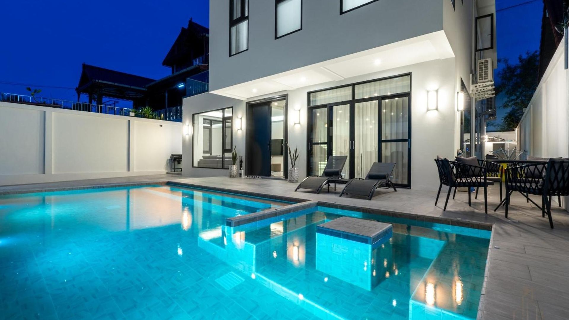 T M L-urban Modern Pool -4 Bedrooms & 5 Bathrooms - Private Ktv - Prime Location -family & Group * Pattaya