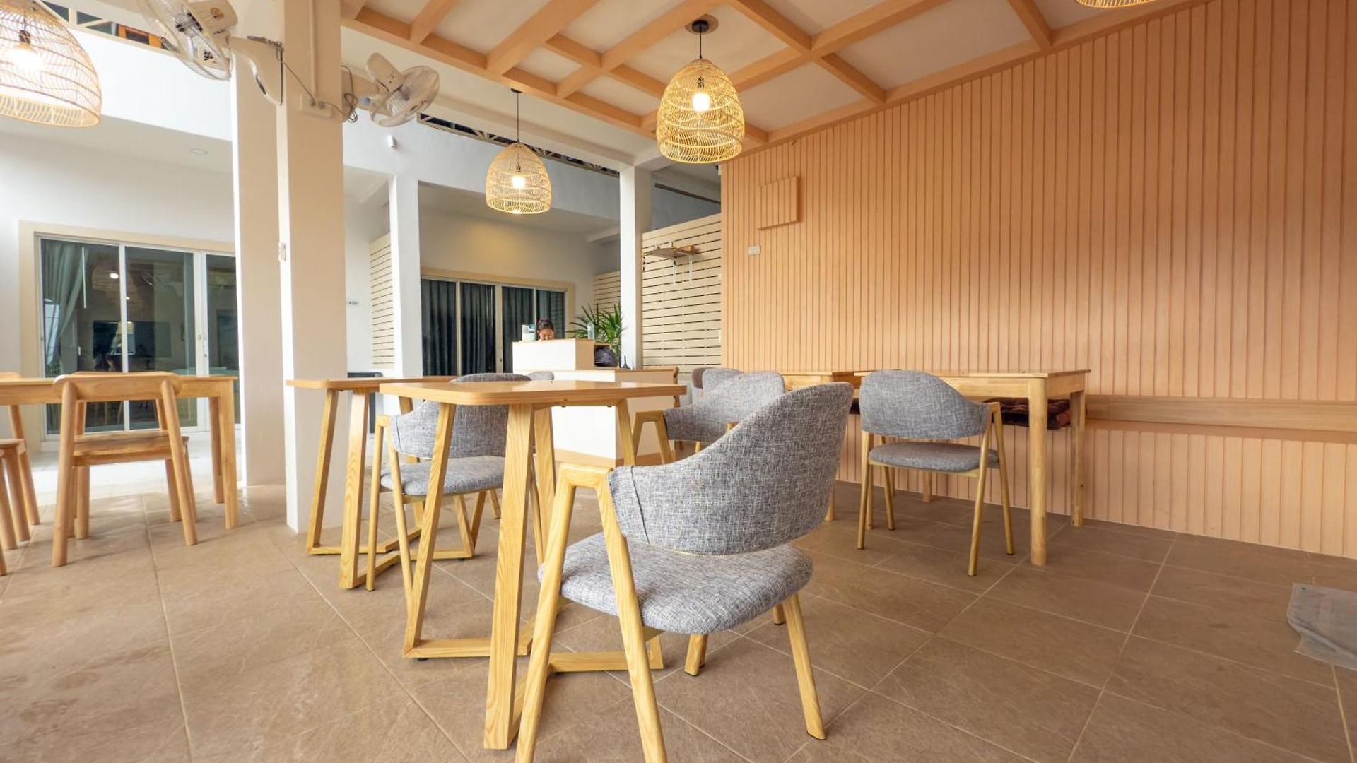 โรงแรม The Seathru Koh Larn