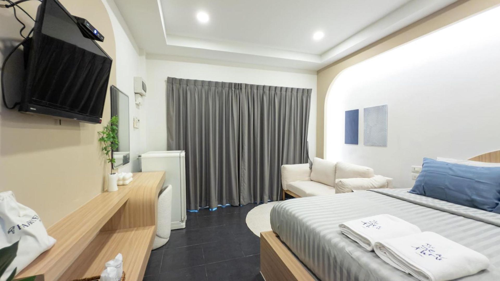 โรงแรม The Seathru Koh Larn Pattaya
