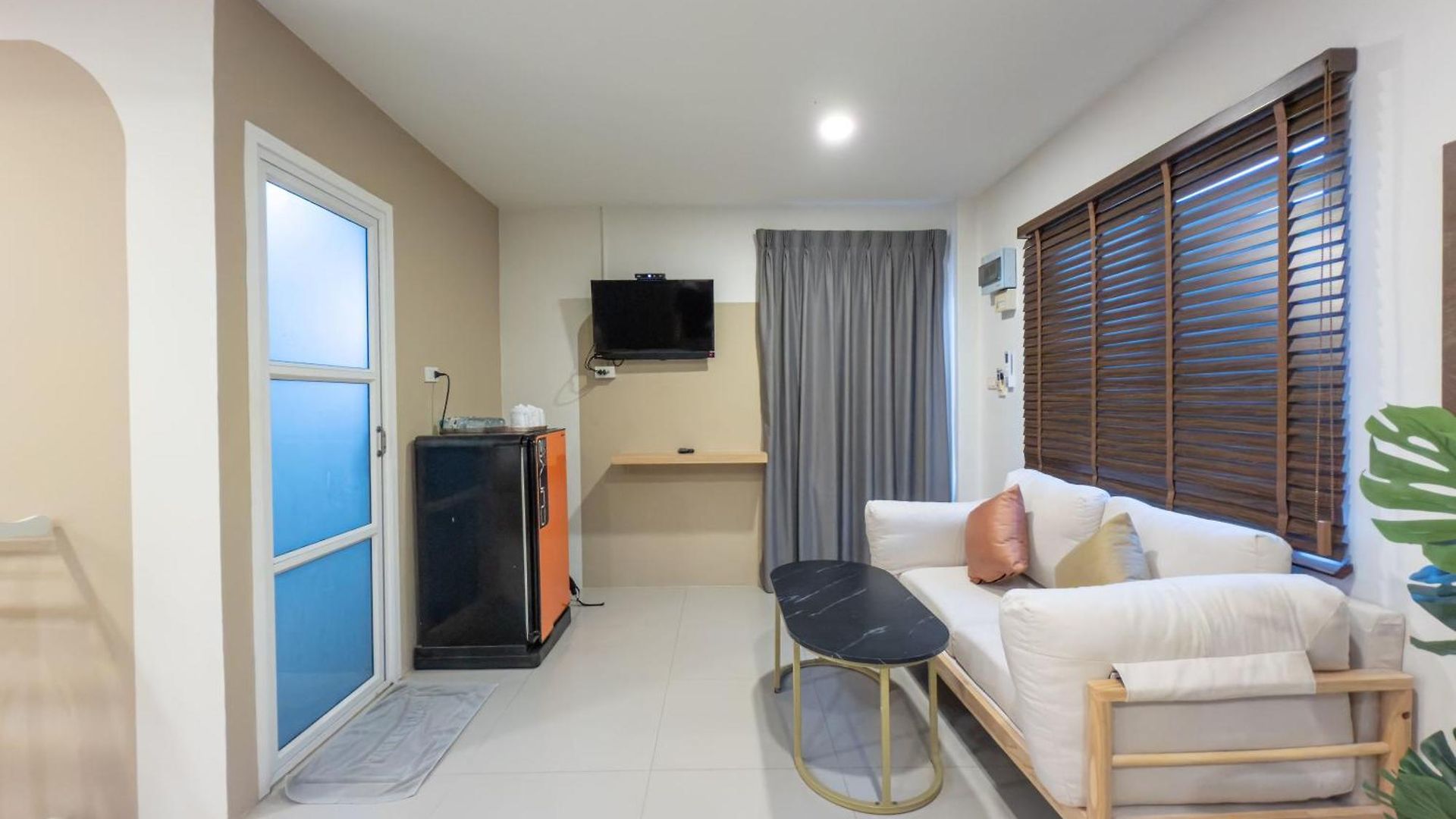 The Seathru Koh Larn โรงแรม