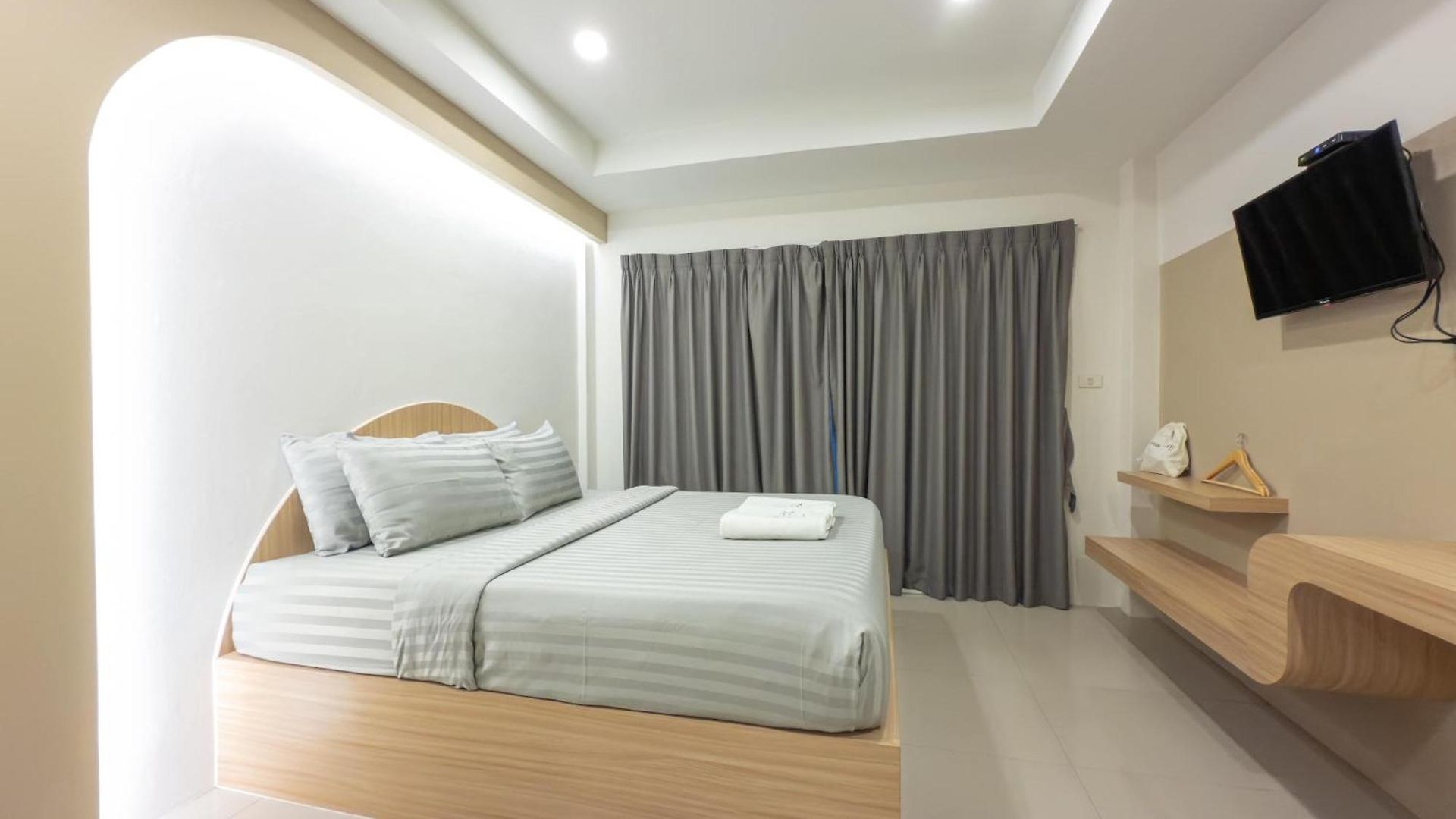 โรงแรม The Seathru Koh Larn Pattaya