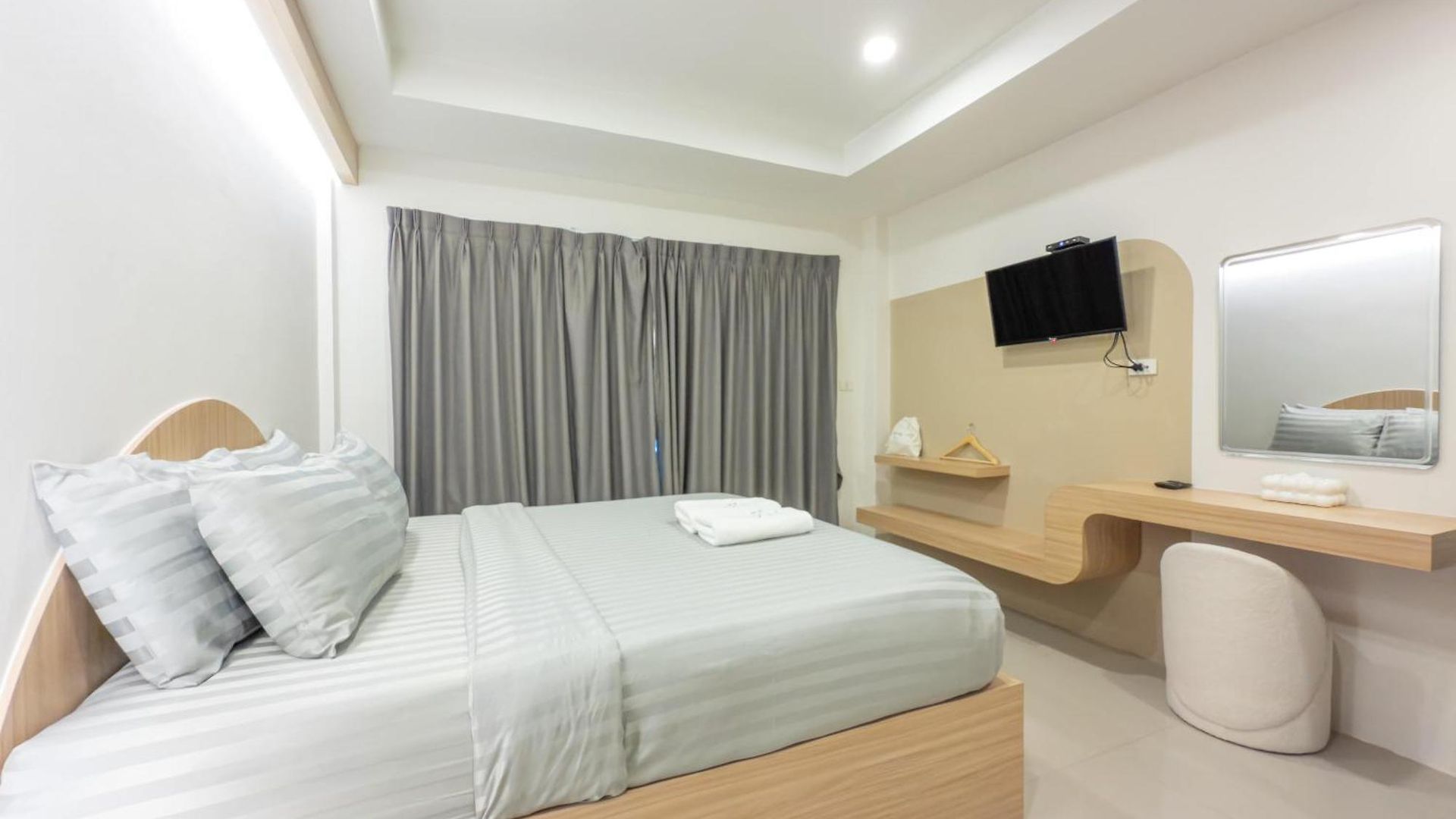 The Seathru Koh Larn โรงแรม 3*