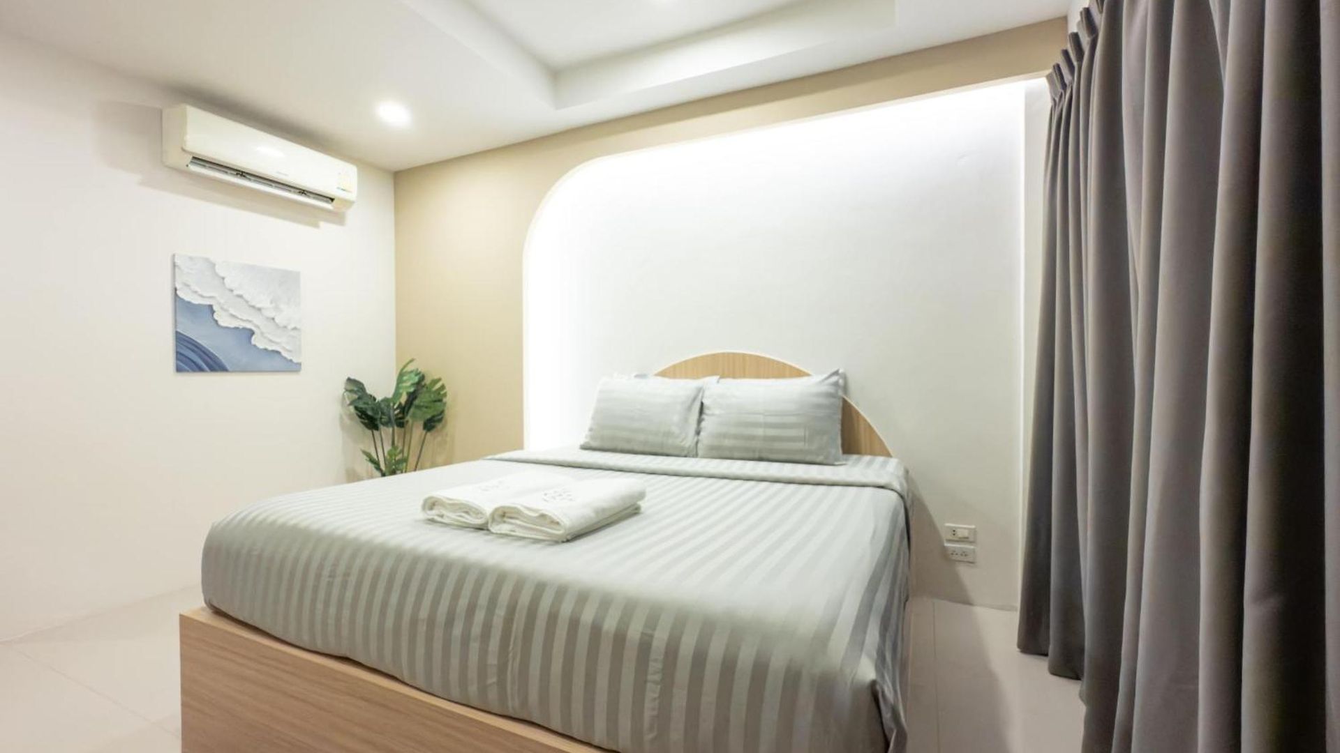 โรงแรม The Seathru Koh Larn 3*
