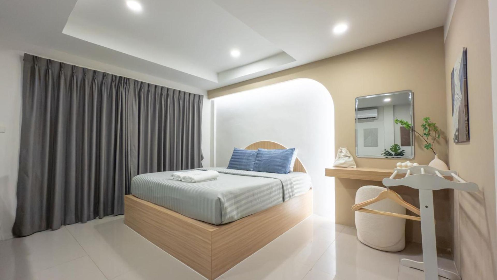 The Seathru Koh Larn โรงแรม Pattaya