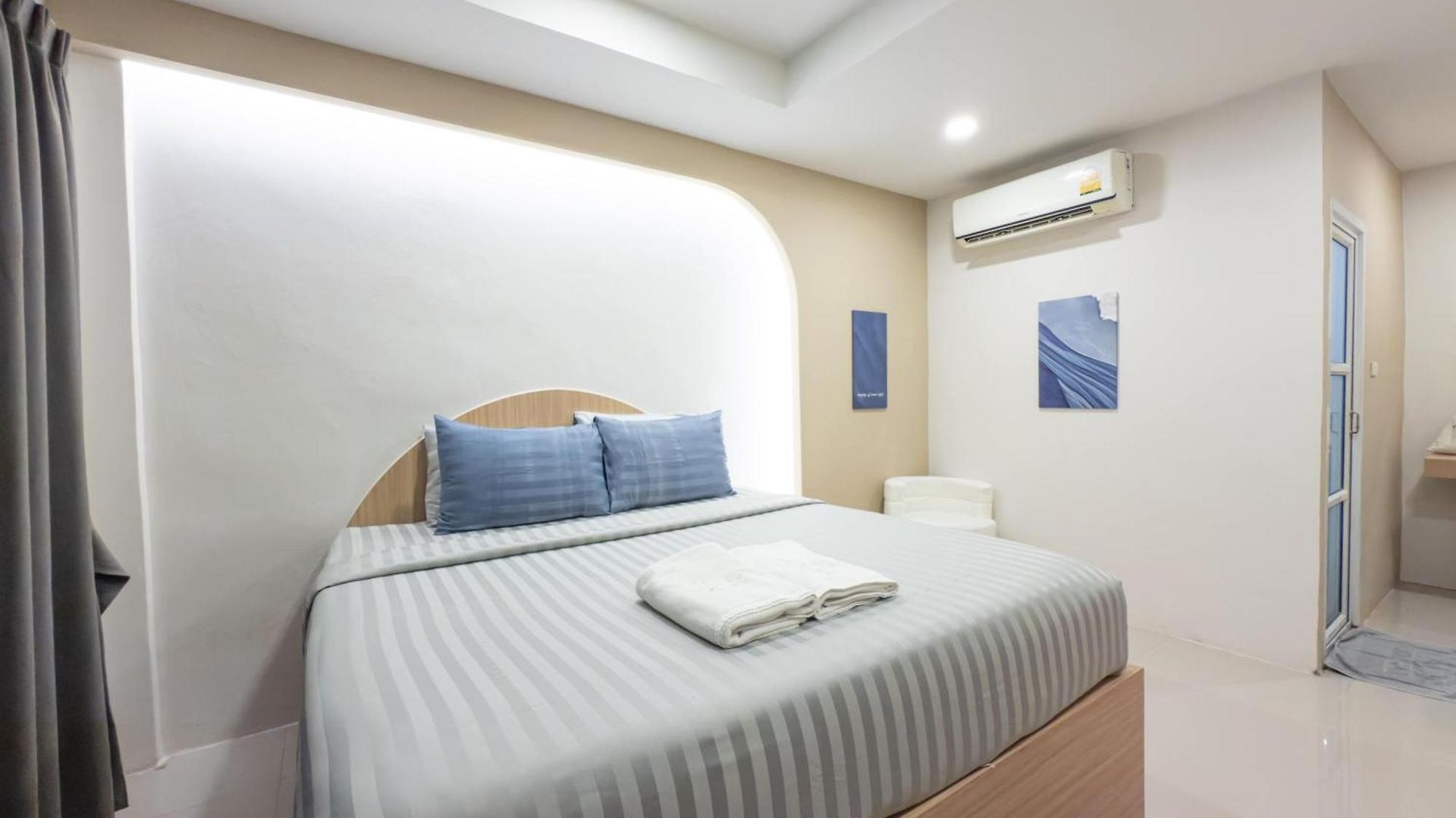 โรงแรม The Seathru Koh Larn 3*