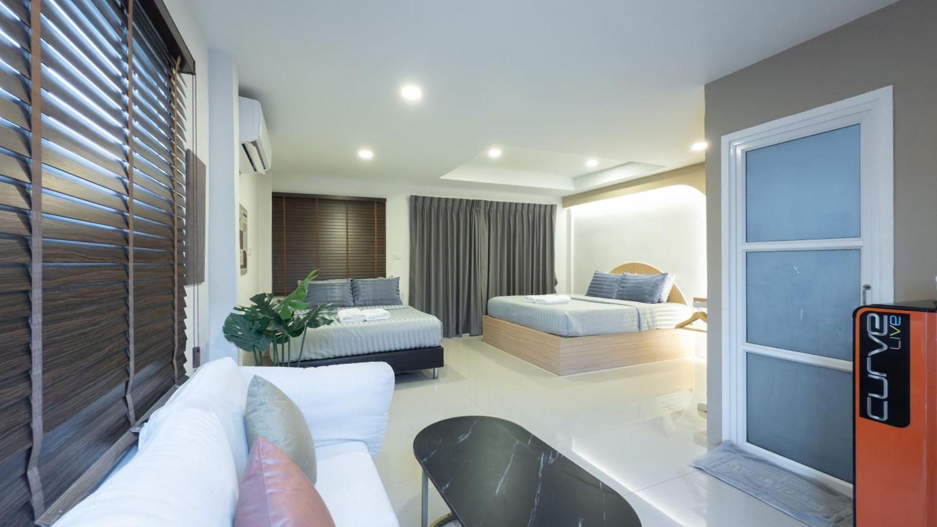 The Seathru Koh Larn โรงแรม Pattaya