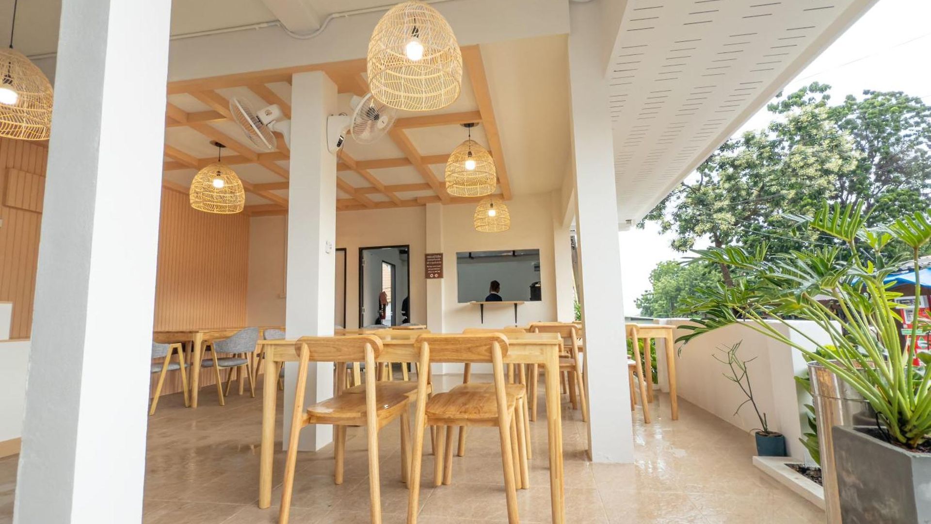 โรงแรม The Seathru Koh Larn Pattaya