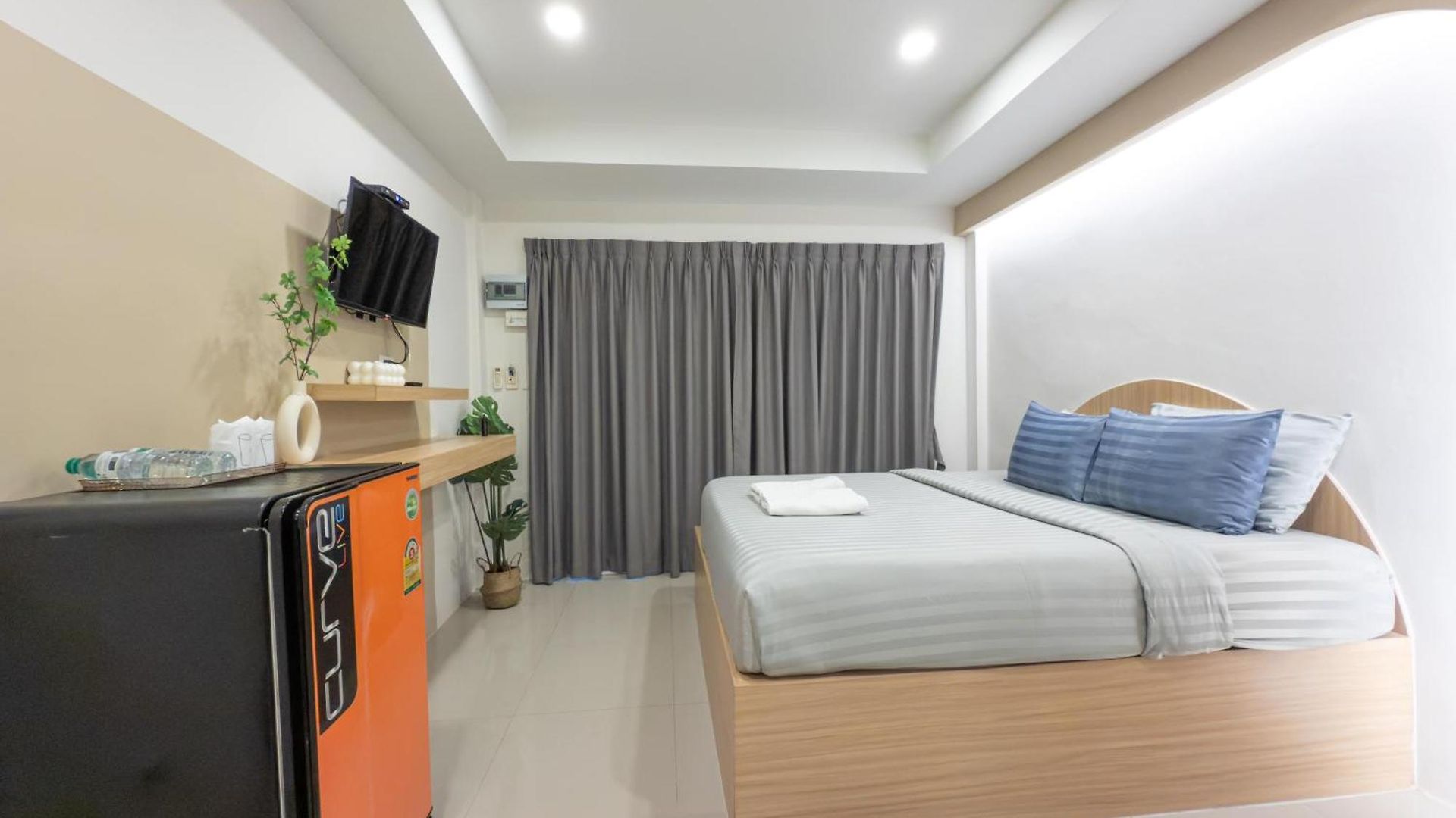 โรงแรม The Seathru Koh Larn 3*
